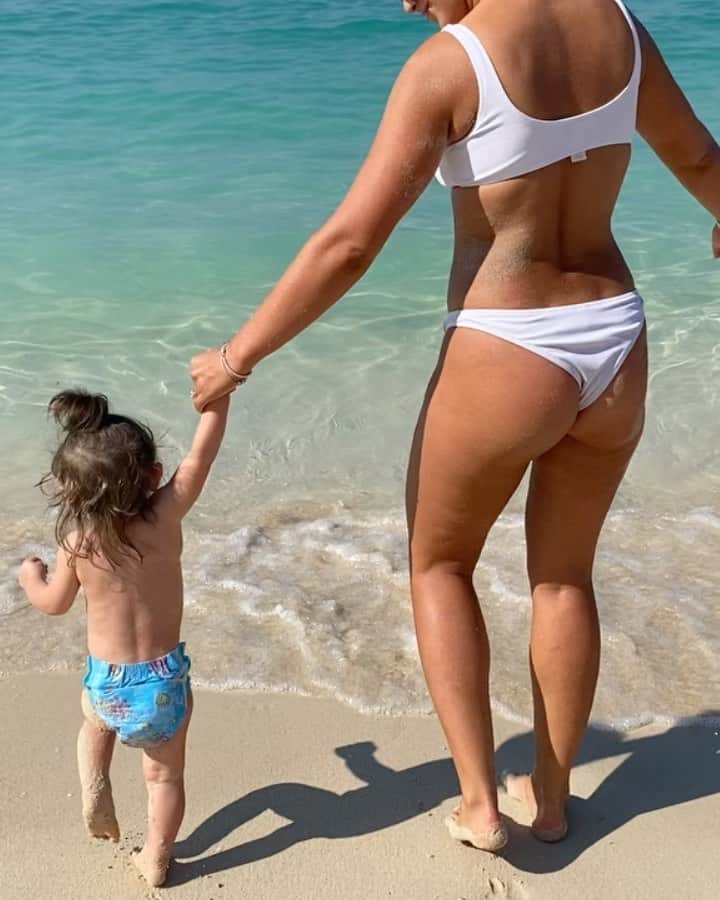 エイミー・ウィラートンのインスタグラム：「Clearly not as warm as it looks 🥶😱#BeachBums 🏖」