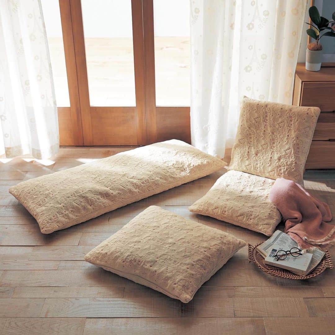mini_labo_jp(ミニラボ) さんのインスタグラム写真 - (mini_labo_jp(ミニラボ) Instagram)「. キルトでデザインを表現しました！  人気のデザイン"インディアンナイト"をキルトで表現しました。 マイクロファイバーと綿混素材のリバーシブル仕様なので、季節に合わせて使い分けでき、長く使えるのが嬉しい♪  刺繍キルトの座布団・長座布団・座椅子カバー“インディアンナイト” ¥1,500～¥3,500 (税込)  #minilabo#ミニラボ #ベルメゾン#BELLEMAISON」1月17日 18時21分 - mini_labo_jp