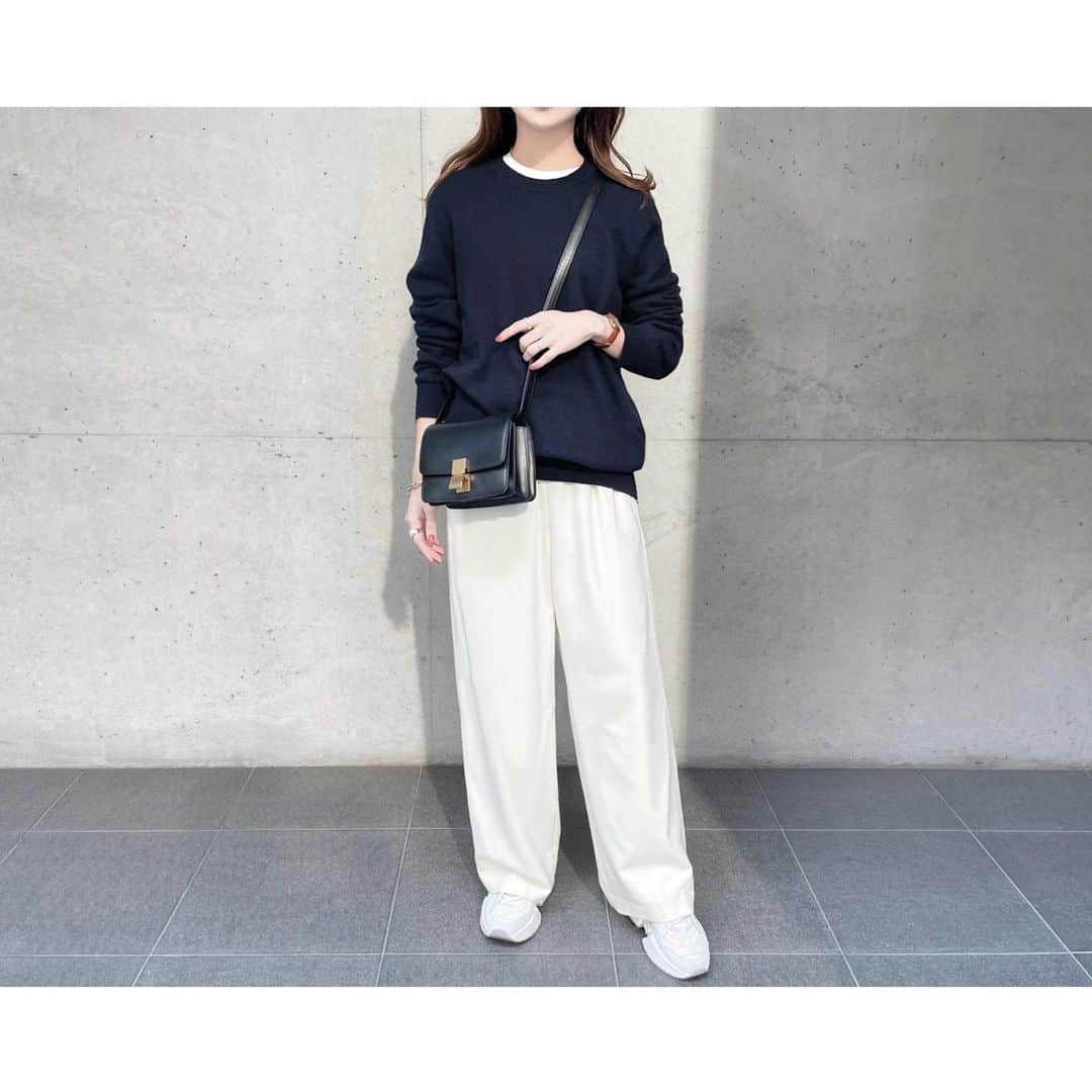 kumiのインスタグラム：「こないだの服☺︎☺︎  knit #uniqlo pants #unitedarrows saleで bag #celine  shoes #mm6 #mm6maisonmargiela   お安くなっていたニット。 着心地が良かったからグレーも一緒に。  アローズのパンツは roomに載せていたもの。  ウエストはゴムで ゆるりと履きやすい♡」