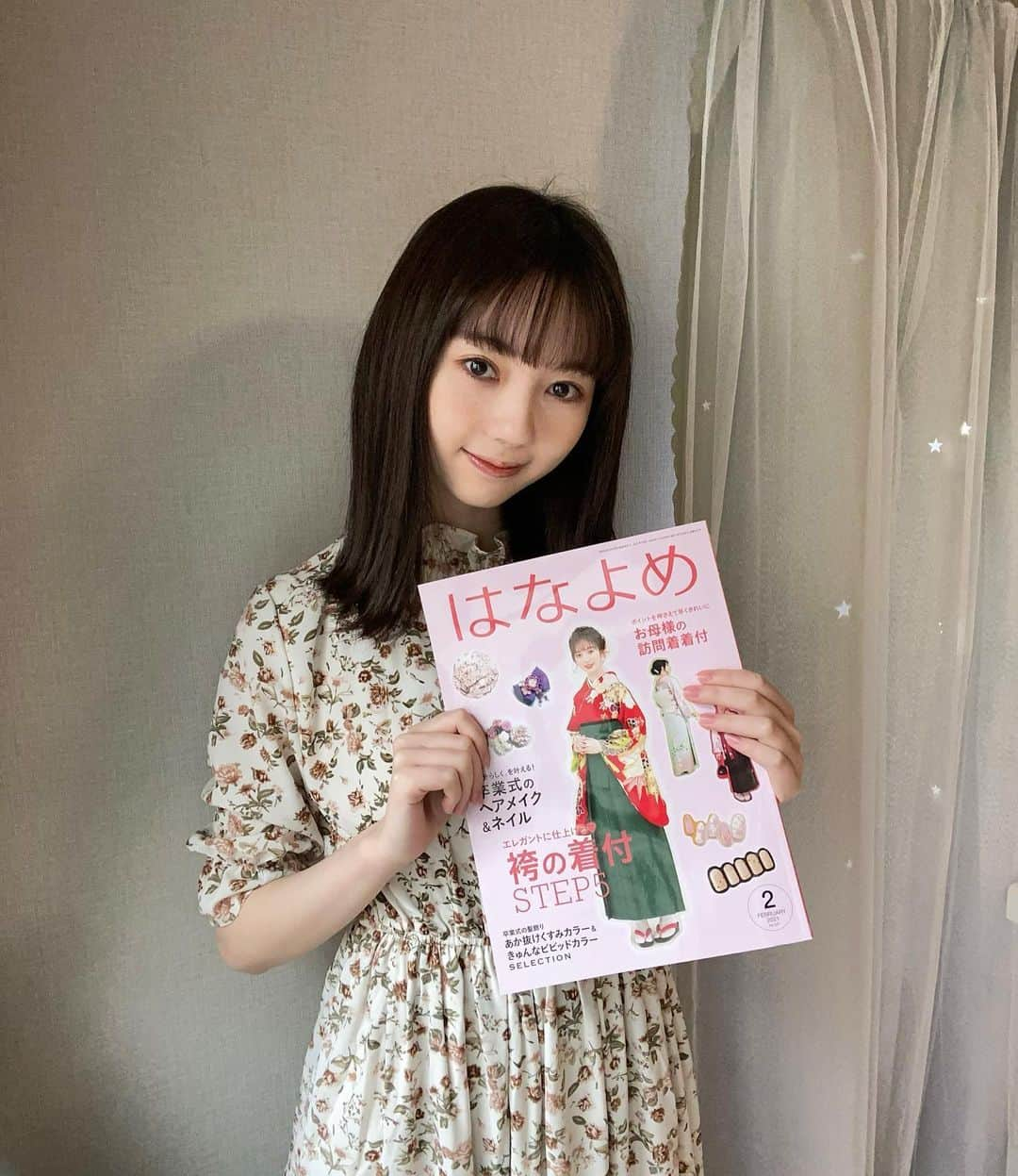 漆畑瑠菜のインスタグラム：「初の雑誌の表紙︎︎︎︎︎☺︎ 百日草「はなよめ」という業界雑誌の撮影しました!! 業界の方向けの雑誌ですが、着物の着付けの仕方、 メイク、髪型、一つ一つの手順が分かりやすく記載されていて勉強になります👏🏻✨  私も数ページ載っておりますので是非見てください👀 スッピンちょい恥ずいけど笑  表紙だったとは知らず貴重な体験できました。 @yuitakane さん本当にありがとうございます!! 対応ご丁寧で髪のアレンジ等もすごいです。 皆様も吉祥寺の美容院ぜひ行ってみください👍🏻 ・ #雑誌#業界誌#撮影#美容#着付け #百日草#はなよめ#2月号#美容雑誌 #サロモ#撮影モデル#花柄ワンピース  #ヘアアレンジ#着物#袴#袴ヘア#ドライフラワー  #iPhoneカメラ#内カメ#セルフィー #東京#一人暮らし#スタート#成人#新星人 成人#新星人」