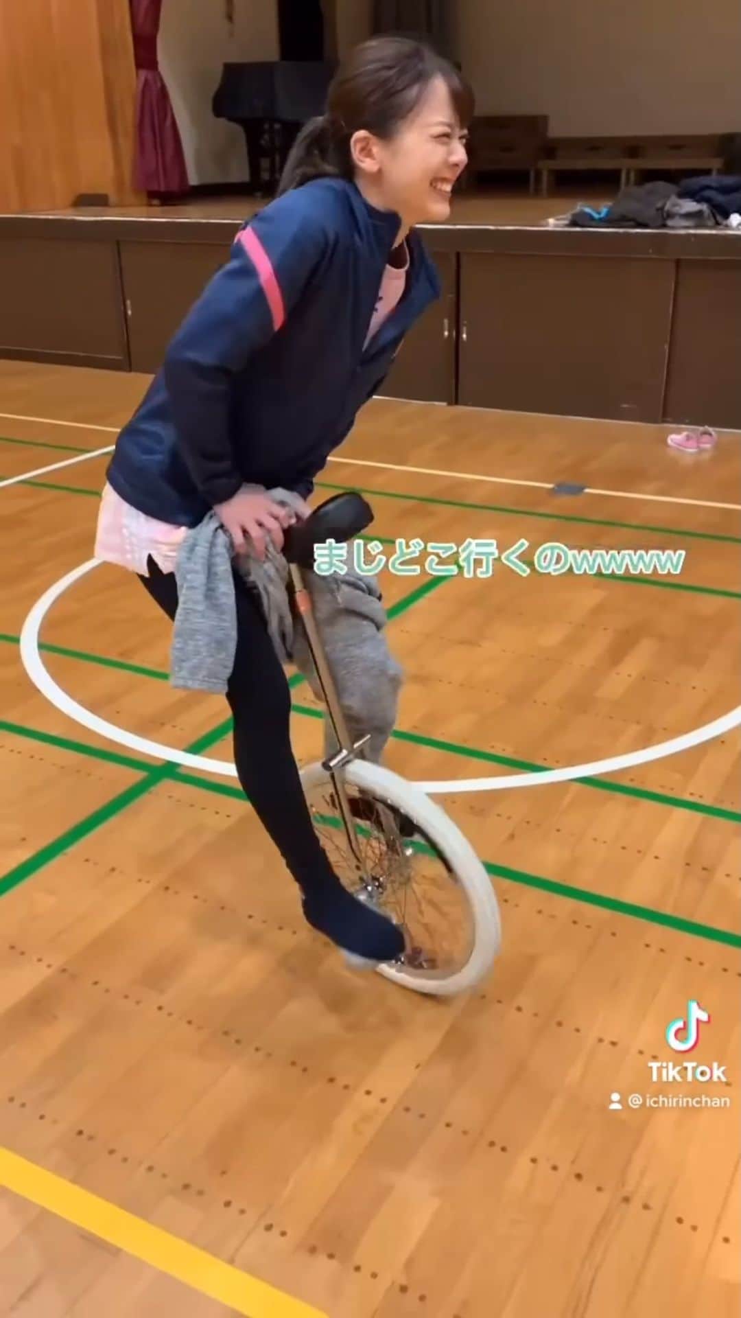 のインスタグラム：「【一輪車に乗りながらズボン穿くチャレンジ】 ズボン穿き辛くて靴脱いだらペダル痛すぎて耐えられなかった🤣笑笑  #一輪車　#どうでもいいチャレンジ #一輪車に乗りながらズボン穿くチャレンジ #何が辛いって足の裏が痛え #楽しそうな自分が居ました」