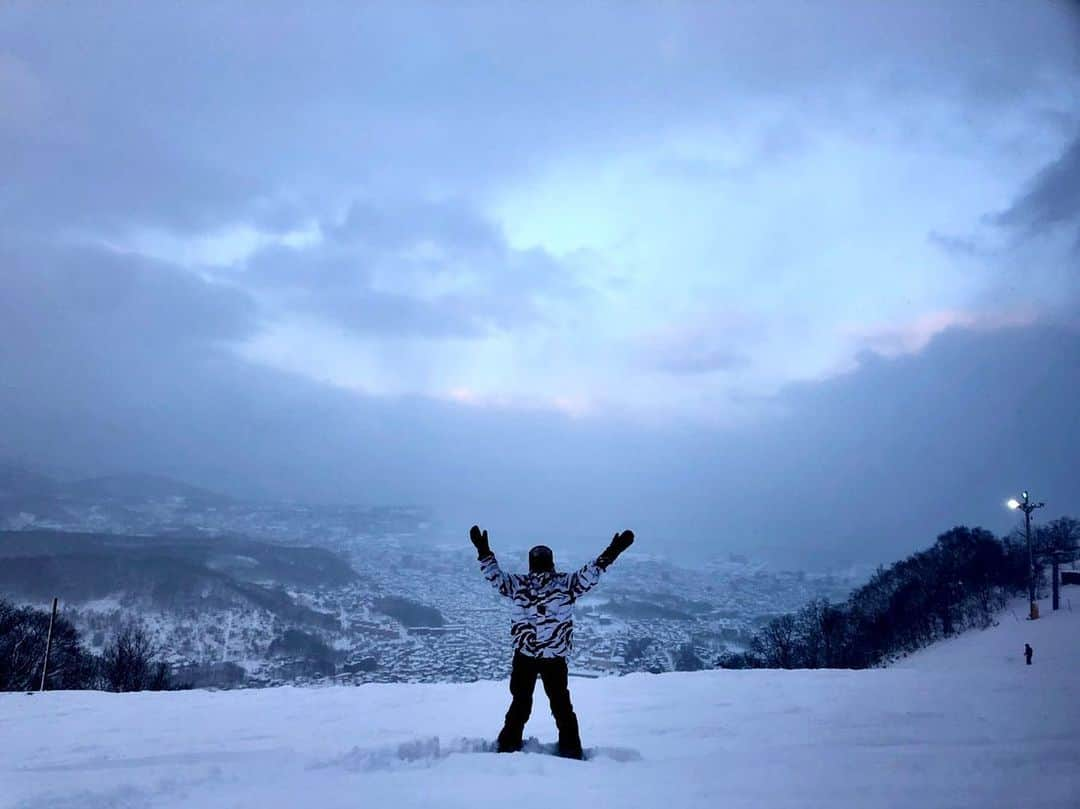 河辺ほのかさんのインスタグラム写真 - (河辺ほのかInstagram)「最高なリフレッシュ法雪遊び！☃️  初めての天狗やま〜！ 身体中澄んだ空気で満たされて 道がないふかふかで真っ白な山に自分の道を作るのがたんのしっ！  サイッコー！！！！！ 北海道大好き どーも、歩くパワースポットです！  あー気持ちかったぁまたね！  #スノーボードウェア : #古着　#クイックシルバー #板　: #バタレオン #ビンディング　: #ユニオン #北海道 #天狗山 #quicksilver  #bataleon #ユニオン #union  #天狗山  #snowboarding  #スノボ女子  #北海道大好き  #スノーボード」1月17日 18時17分 - honoka4b