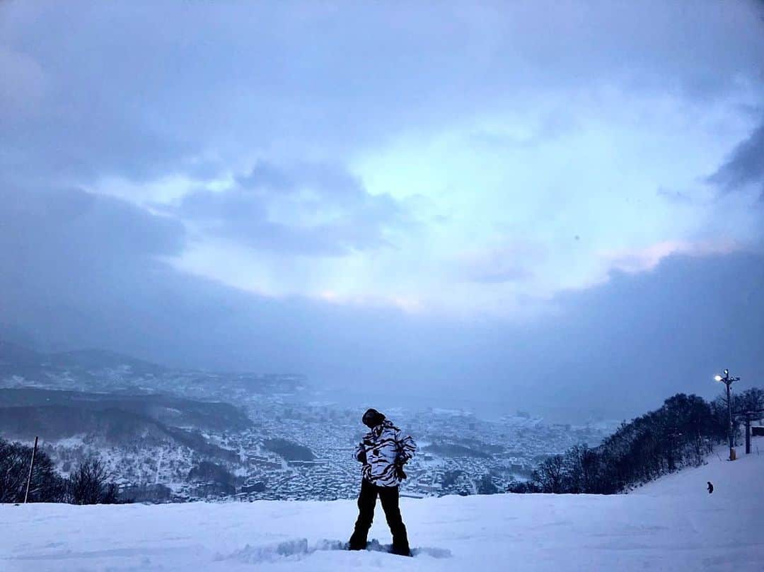 河辺ほのかさんのインスタグラム写真 - (河辺ほのかInstagram)「最高なリフレッシュ法雪遊び！☃️  初めての天狗やま〜！ 身体中澄んだ空気で満たされて 道がないふかふかで真っ白な山に自分の道を作るのがたんのしっ！  サイッコー！！！！！ 北海道大好き どーも、歩くパワースポットです！  あー気持ちかったぁまたね！  #スノーボードウェア : #古着　#クイックシルバー #板　: #バタレオン #ビンディング　: #ユニオン #北海道 #天狗山 #quicksilver  #bataleon #ユニオン #union  #天狗山  #snowboarding  #スノボ女子  #北海道大好き  #スノーボード」1月17日 18時17分 - honoka4b