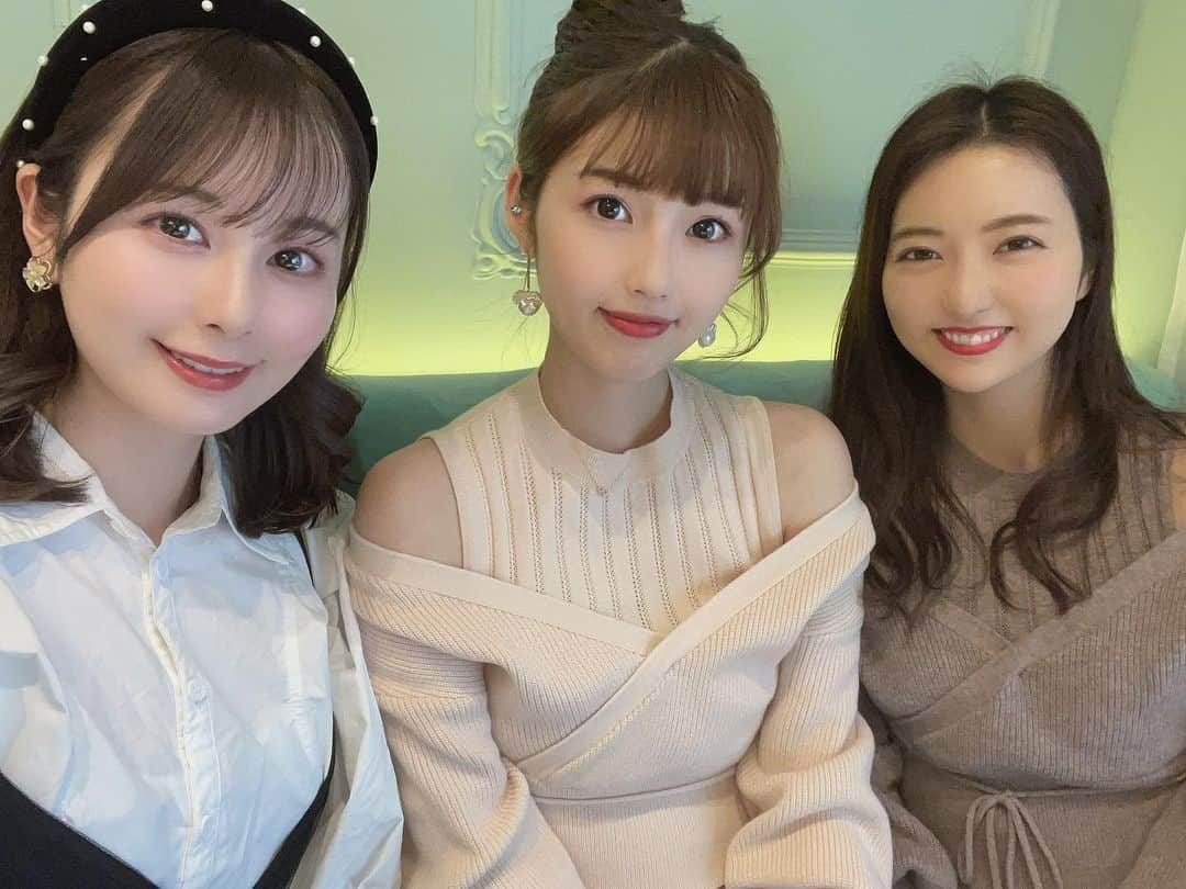 松尾友加里のインスタグラム：「❤︎新年初 女子会...🥺 楽しかったなぁ❤️  時間⏰があっという間に過ぎていきました❤︎  プチ旅行の話で盛り上がったなぁ✈️  @salon_de_louis2  はお店の空間がインスタ映えするので とてもおススメです☕️ 女子会にぴったりですよ❤️  ふぅ、、プチ旅行へ行きたいね✈️  _ _ _ _ _ _ _ _ _ #happy #day #女子会  #salondelouis #ウサギオンライン #女子会コーデ #表参道カフェ #ヘアアレンジ  #instagood #instagood」