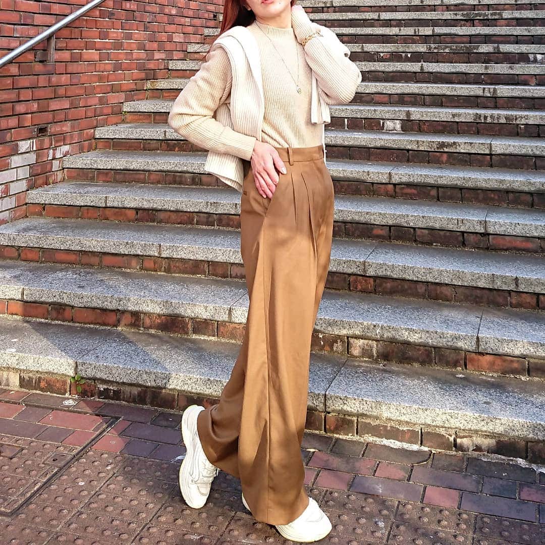 nori0620のインスタグラム：「海外モデルさんの脚の長さを実感した @zara のダッドパンツ  フラットシューズにも合わせられるようにと……… 9cmもカット💭  #ニット @uniqlo_jp #パンツ @zara #スニーカー @gu_global  #instafashion#fashion#outfit#code#fashionsnap#zara#パンツコーデ#ダッドパンツ#uniqlo#uniqloginza2021ss#ウォッシャブルミドルゲージクルーネックセーター #メンズ#ニット#ママファッション#ママコーデ#プチプラコーデ#スニーカーコーデ#大人カジュアル#mamafashion#locari」