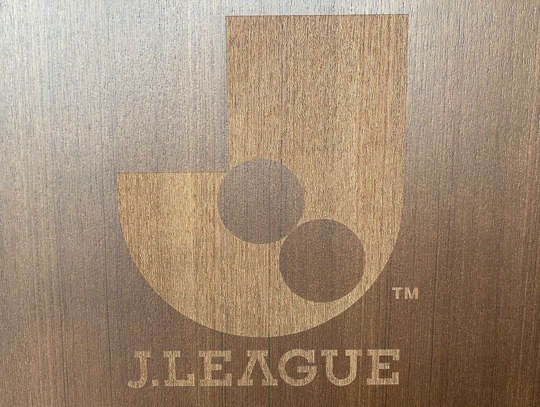 佐藤勇人のインスタグラム：「Jリーグから功労賞の楯と副賞のバカラを頂きました！  ありがとうございます🙏  #Jリーグ #ジェフユナイテッド市原千葉 #京都サンガ #功労選手 #バカラ #佐藤勇人」
