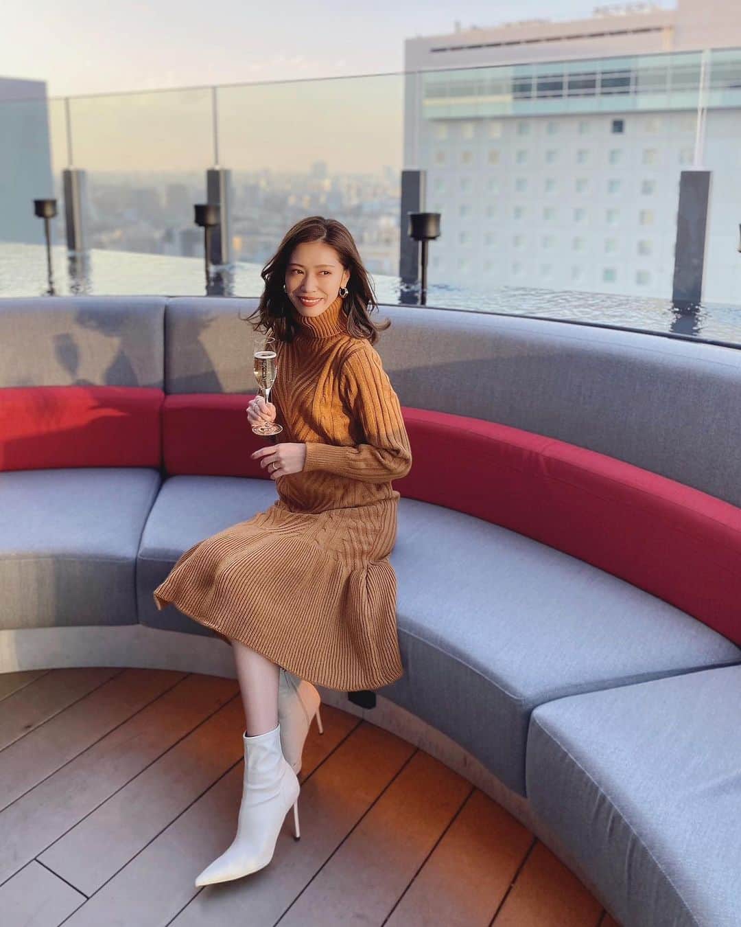 石黒美帆のインスタグラム：「*﻿ イエベ肌さん安心のブラウン🧡﻿ 裾部分がかわいい 𓈒𓏸 ﻿ ﻿ ﻿ ﻿ #fashion#fashionstyle#fashiongram#instafashion#outfit#ootd#dailylook#dholic#dholicsnap#zara#frayid#celavi#celavitokyo#패션#오오티디#ファッション#コーデ#冬服#冬コーデ#冬服コーデ#ザラジョ#ザラジョコーデ#白ブーツ#セラヴィ#セラヴィ東京#渋谷#東京レストラン」