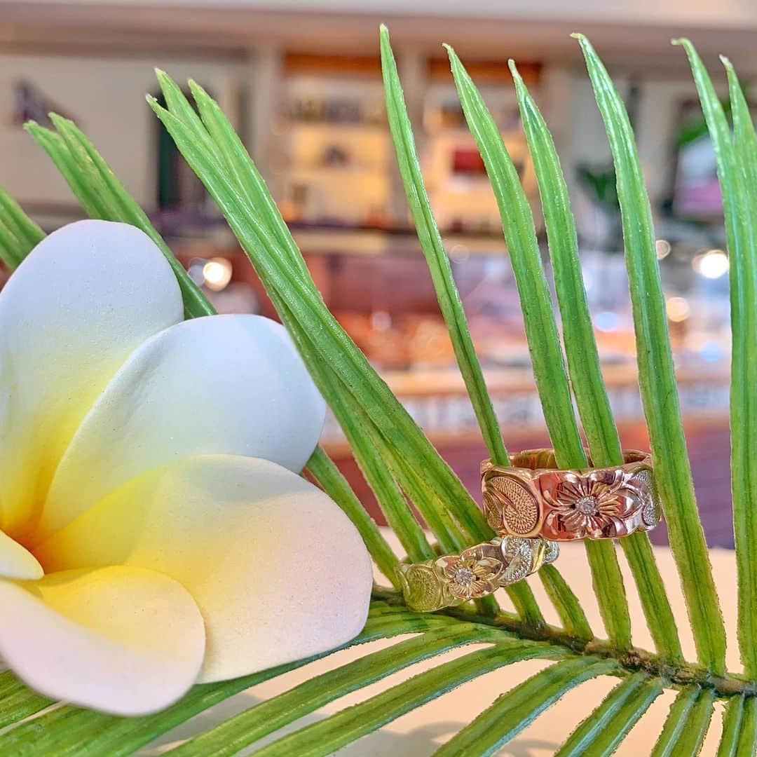 ハワイアンジュエリーのWailea（ワイレア）さんのインスタグラム写真 - (ハワイアンジュエリーのWailea（ワイレア）Instagram)「ご紹介するのは、6mmグリーンゴールド、8mmピンクゴールドのフラットカットアウトのRingです✨ カラーゴールドは手元をより華やかに飾ってくれます♪ 自分の好きな色や形、柄などを選んでオリジナルRingを作ってみませんか🌺 海が見える湘南店でスタッフ一同お待ちしております🤙🌈  #ワイレア #wailea #ハワイアンジュエリー #hawaiianjewelry #ジュエリー #jewelry #ハワイ #hawaii #指輪 #ring #片瀬江ノ島 #湘南 #江ノ島 #海 #sea #オーダーメイドジュエリー ＃ハワジュ #オーダーメイド #aloha #mahalo #世界に一つ #オリジナル #グリーンゴールド #ピンクゴールド #ご褒美ジュエリー #ファッション #fashion #2021」1月17日 18時24分 - wailea.hawaii