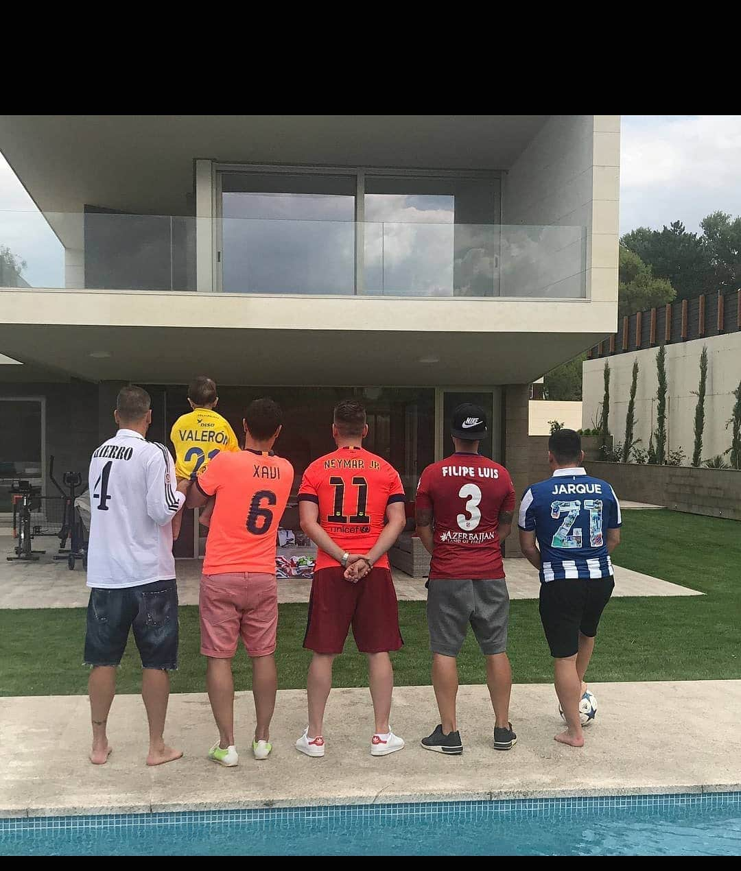 アルベルト・ロポのインスタグラム：「Camisetas 🔝con hermanos 🔝que ganas de juntarnos todos otra vez!!!! @banderas21 @pacolopez38 #cristian @fvmyvm」