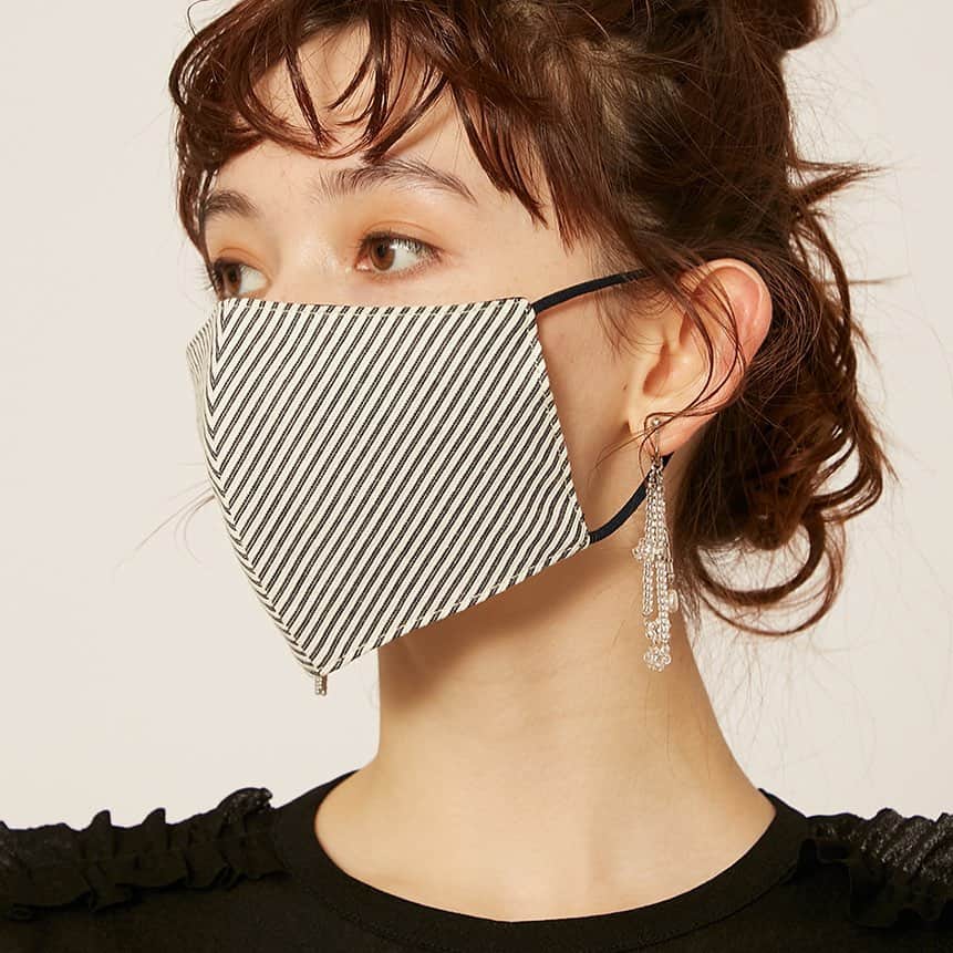 ファーファーのインスタグラム：「【PRE ORDER】  バイアスで小顔効果のあるストライプ、 デニム風生地のブルー、FURFURらしいピンクの カラーバリエーションを揃えたマスクももうすぐ発売。  天然由来の抗菌防臭効果に加え、 蒸れにくい機能素材の裏地を使用。  市販のフィルターを入れられるポケットも備えました。 持ち運びにも便利なマスクケース付き。  mask ¥2,700＋tax (1月下旬入荷予定　STRIPE/PNK/BLU)  @furfur_official @furfur_official_staff  #FURFUR #ファーファー」