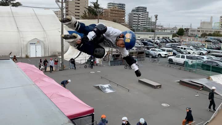 安床武士のインスタグラム：「Lesson day!! Toa and Yushi🤘 @enjoy.skate .  午前中は平面レッスン、午後はマンツーマンレッスンを2枠。 2人とも素直に聞いてくれるので教えていてもテンション上がります✨  次の週末はハーフパイプ初級クラス、中級クラス！ クラスレッスン後はマンツーマンレッスンもあります。  詳しくはホームページをご覧ください🙏 www.takeshiyasutoko.site  #rollerblading #inlineskate #blading #vert #lesson #インラインスケート #ローラーブレード #ハーフパイプ」