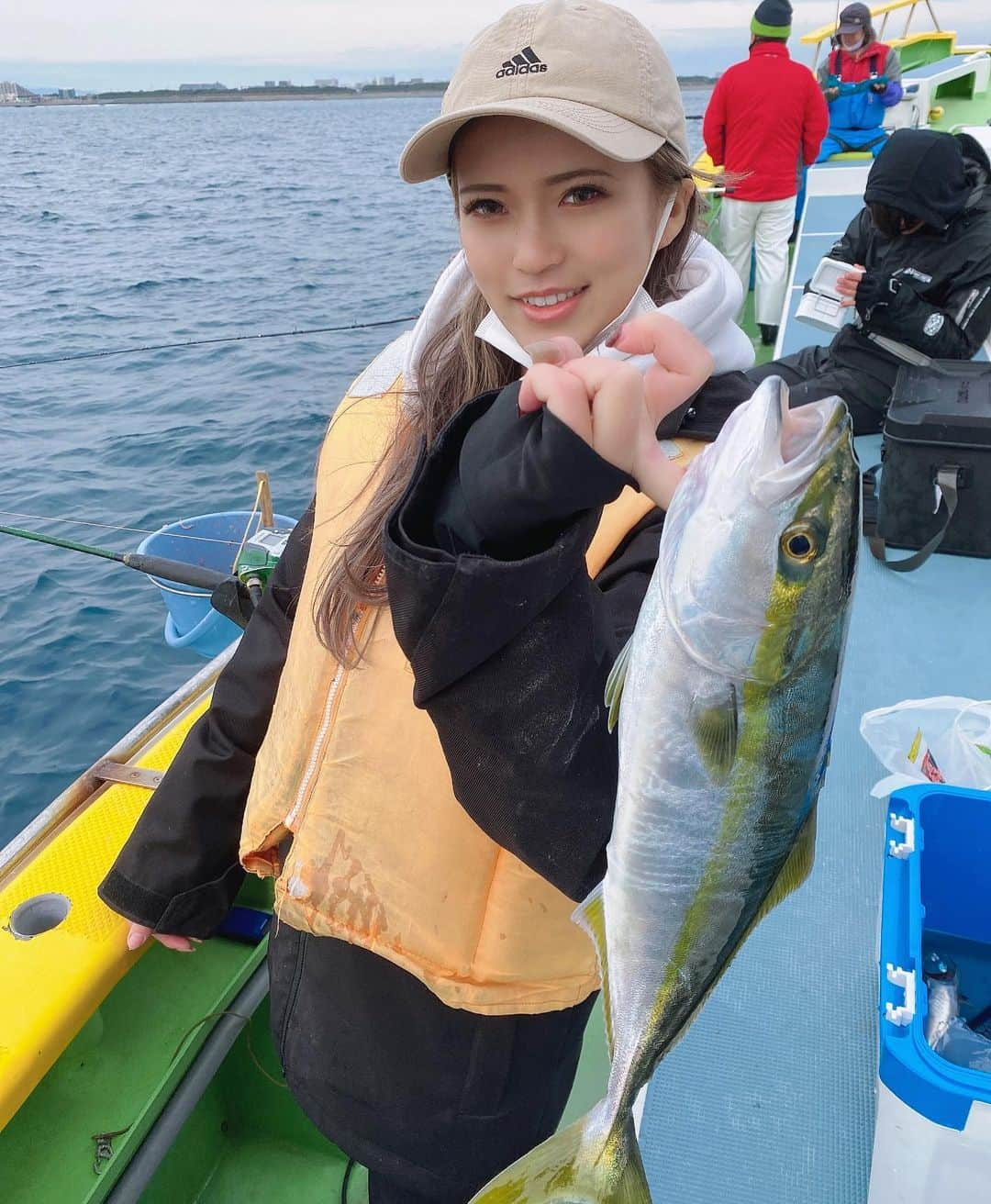 さぁちむのインスタグラム：「イナダ釣れたニダ🐟🤍 人生初イナダ!! 鯛を釣りに来たんだけどね🙄笑  #釣りガール #イナダ  #鯛 #めで鯛」