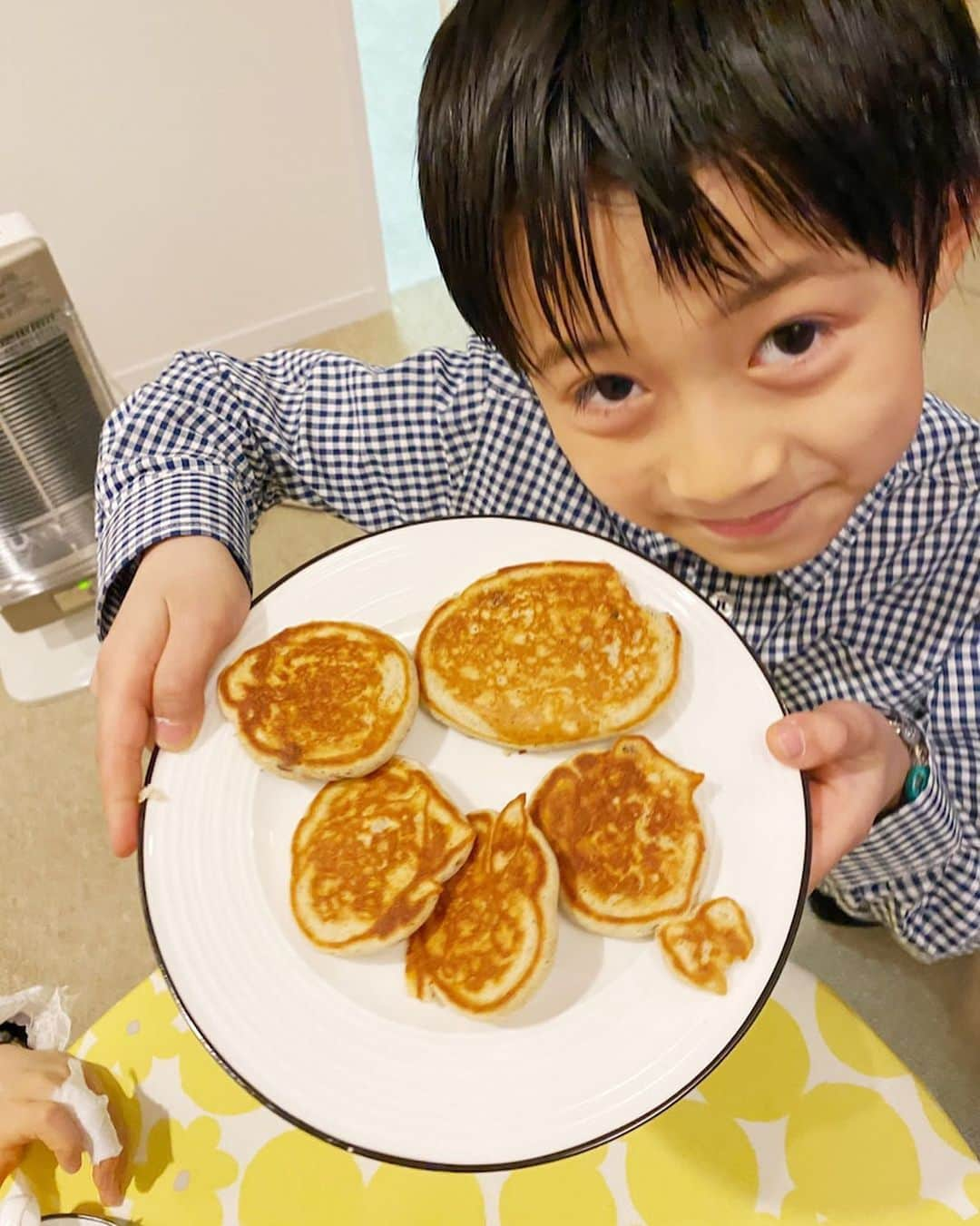 市川海老蔵 （11代目）さんのインスタグラム写真 - (市川海老蔵 （11代目）Instagram)「Tonight before dinner time, is like this,  well you guys did good so it’s OK☺️❤️ * 今日は晩御飯まえに、 こんな感じ、  良くやったから いいよ☺️❤️  #市川海老蔵 #海老蔵 #成田屋 #歌舞伎　 #成長記録 #子育てぐらむ #子供のいる暮らし #子どものいる暮らし #子育て日記 #children #childphotography #daughter #son #ABKAI #ABMORI #ebizoichikawa #ebizo #kabuki #thunderparty #ebizotv #theater #theaterarts #actor #japan #classic」1月17日 18時31分 - ebizoichikawa.ebizoichikawa