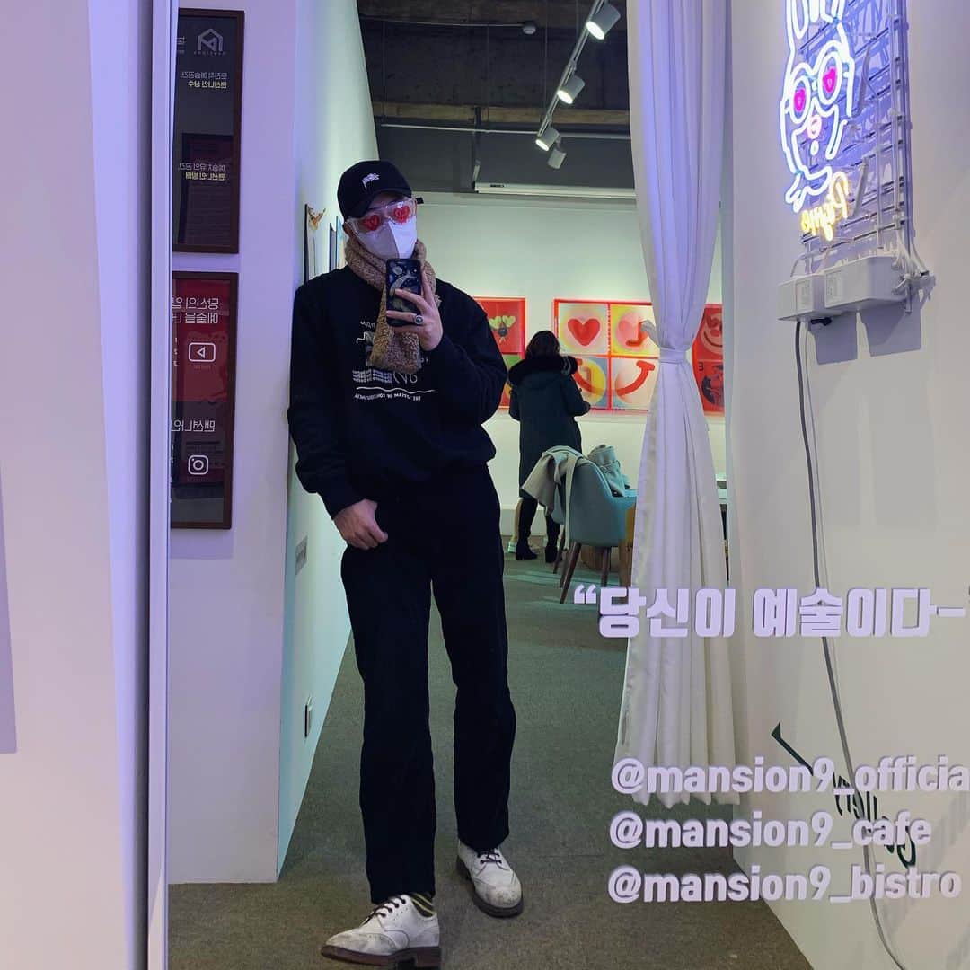のインスタグラム：「Smile again !!! 여행하는듯한 설레는 전시👍 조만간 성수동 갬성으로 루프탑 돼지통구이 파티 기대할게요. @memes_atelieru」