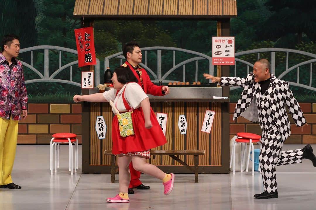 吉本新喜劇のインスタグラム：「東京グランド花月 3日間ありがとうございました！ 来たかったけど今回はやめておきました…😢 という方にもまた次回は会えますように！ 公演中の藍座長と辻本さんの躍動感溢れる写真を お届けしまーす😂笑 #藍ちゃん手と足一緒に出てるよ #東京グランド花月」