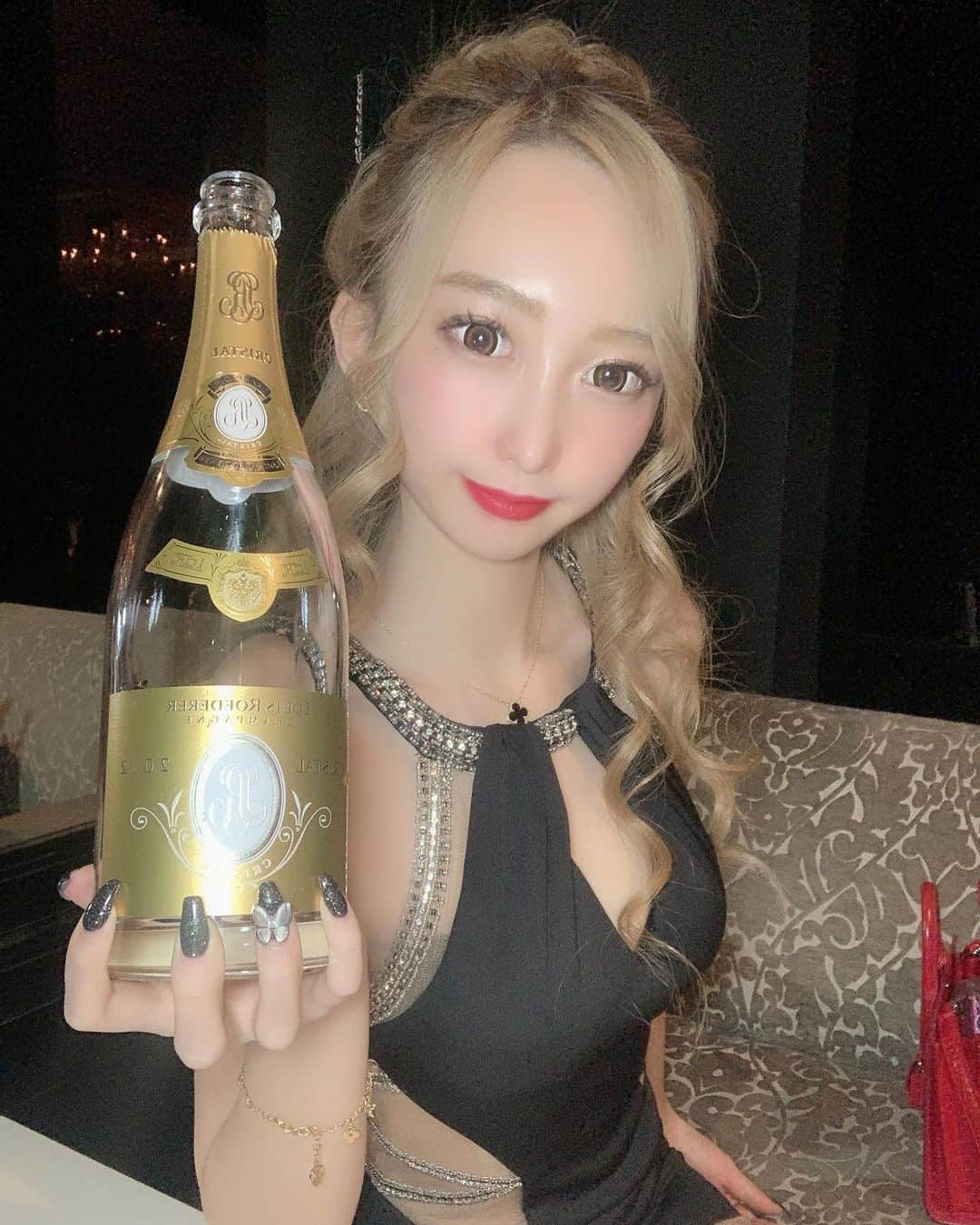 愛莉さんのインスタグラム写真 - (愛莉Instagram)「日曜日も営業です🥂  . . . #北新地#歌舞伎町#すすきの#ローブドフルール#キャバ嬢#ホスト#水商売#ロリ#清楚#ギャル#金髪#キャバドレス#セクシー#自撮り#整形#可愛い#可愛くなりたい#女の子#いいね返し#ふぉろーしてくれた人で気になった人フォロー#インスタグラマー#ガリガリ#スレンダー#盛れた#ドレス#ヘアメイク#小悪魔#エンジェルアール#色白」1月17日 18時32分 - airi_alii