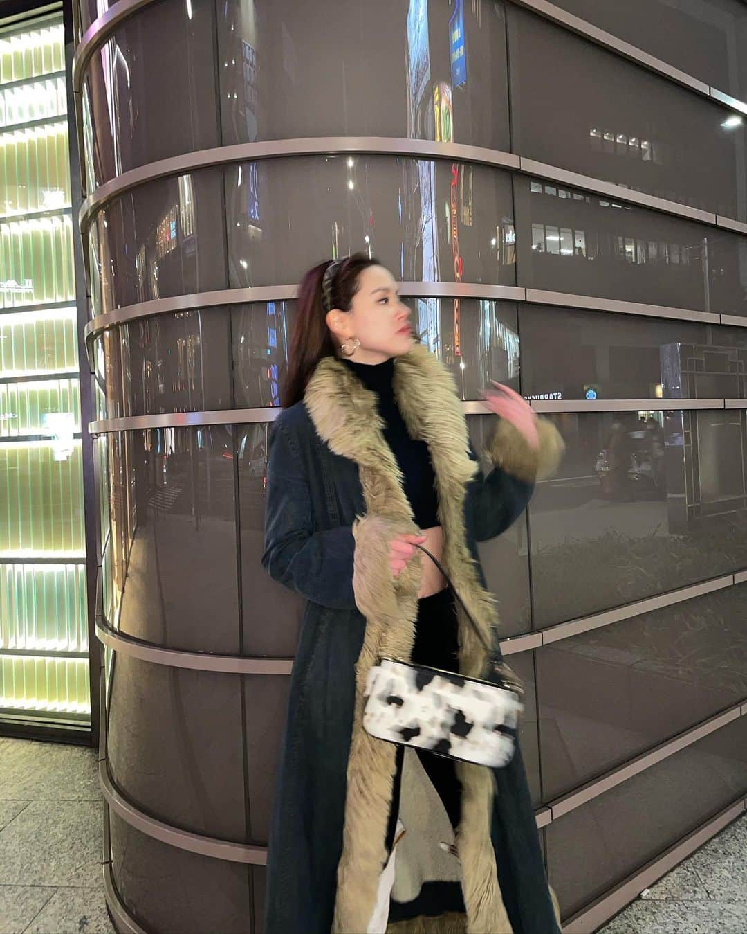 安田唯のインスタグラム：「寒すぎて鼻が赤い❄️🤣  Bag: @shaggie_official   #shaggie #shaggie_ootd  Shaggieさんが今日の23:59までZOZOTOWNにて 1日限定¥1,000オフクーポンを配布してるみたいです☺️♪」