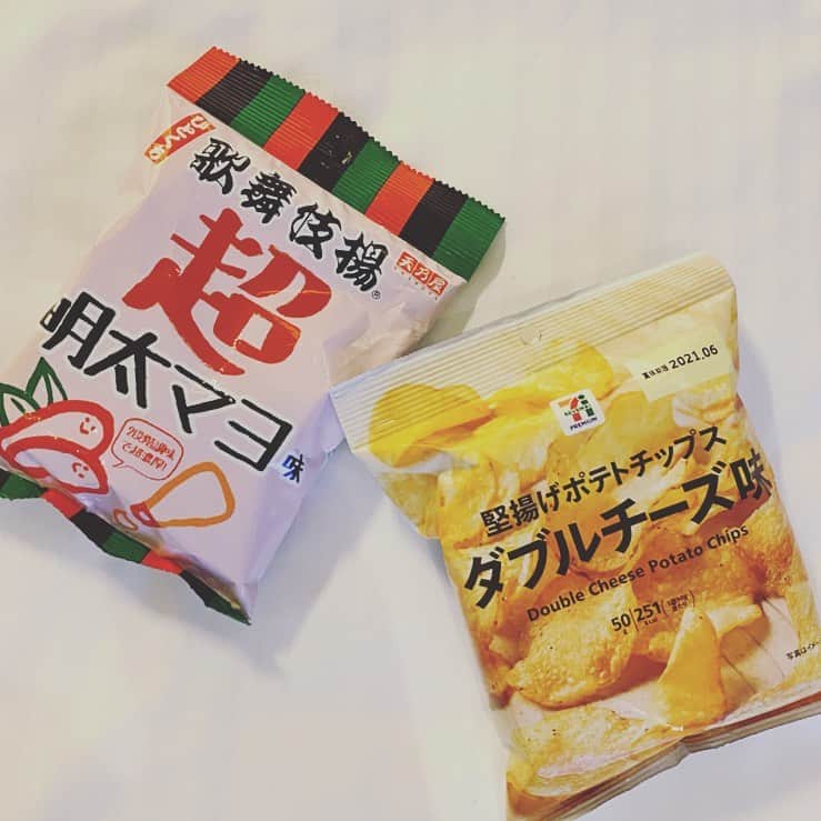 宇野薫のインスタグラム：「おやつは500円まで  #セブンイレブン #セブンイレブン限定  #天乃屋歌舞伎揚」
