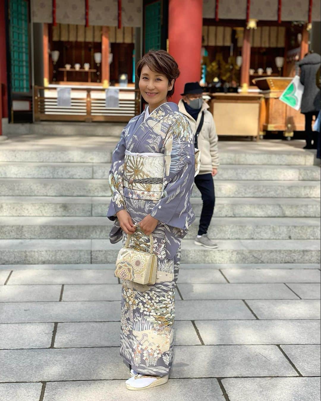 森上亜希子さんのインスタグラム写真 - (森上亜希子Instagram)「今日、無事にお宮参りを終えました。 両家の両親も来てくれて、今日という日に家族全員でお参り出来た事に感謝したいと思います。  当たり前の日常はないのだという事を改めて心にとめて、過ごしていきたいと思います。  ショートヘアの私を素敵にアレンジして下さった@hi_five_uemura さんありがとうございました！  #お宮参り #西宮神社 #感謝 #訪問着 #お着物 #和装 #40代 #ショートヘアアレンジ  #3児のママ  #テニス #tennis #tennisplayer」1月17日 18時34分 - akiko_morigami