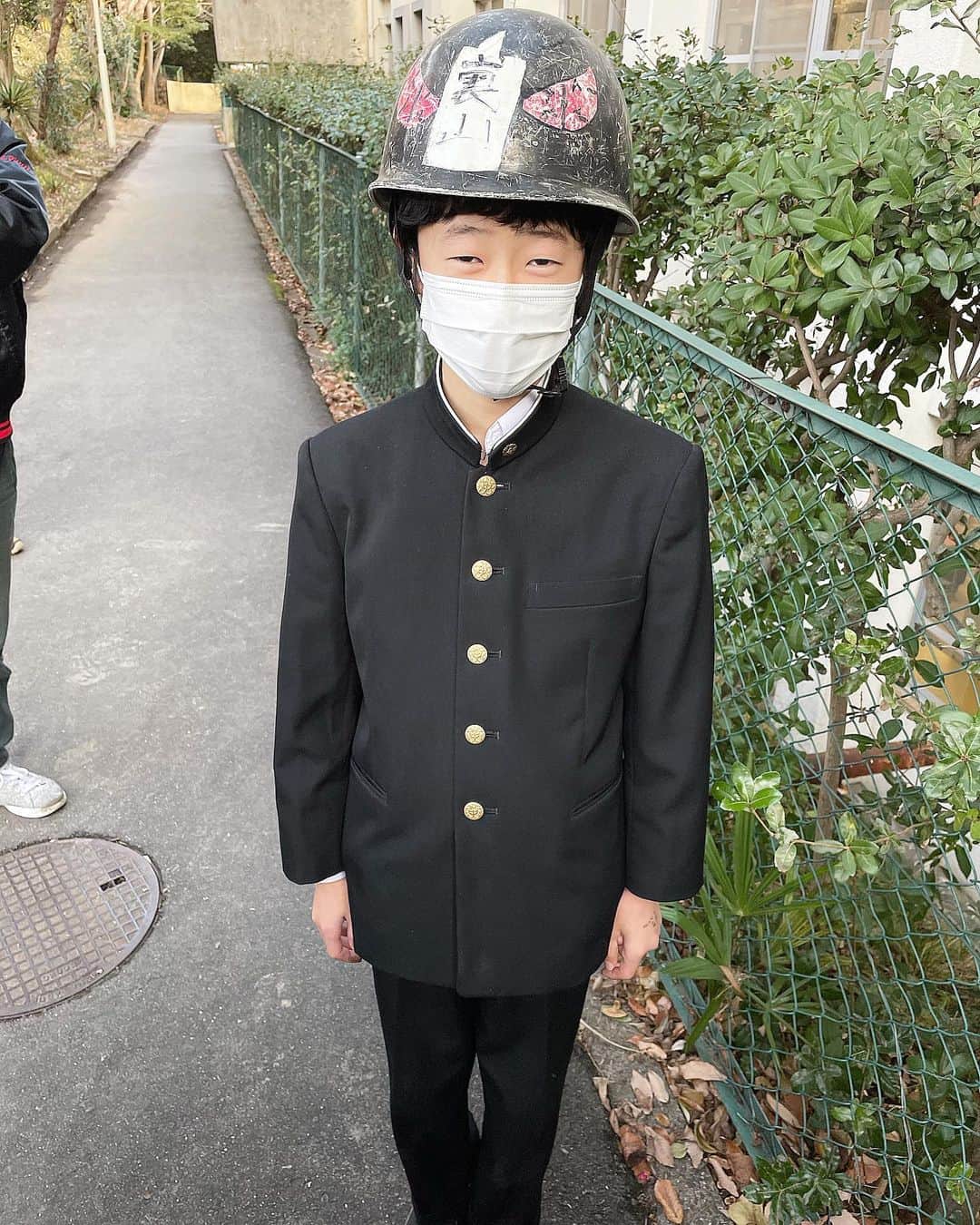 高見雄登のインスタグラム：「先日ロケのお仕事で出会った嘘みたいな中学生、なるせ君。 #裏山クラブ？ #部長？ #ヘルメット？ 部長やのにクラブのことなにも知りませんでした。 ずっと優しくて柔らかい人でした。彼の同級生になりたい。 #奈良教育大附属中学校 #近鉄ケーブルネットワーク ありがとうございました！」