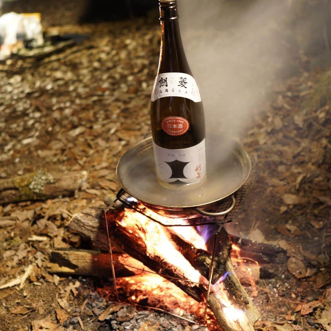 大和一孝さんのインスタグラム写真 - (大和一孝Instagram)「キャンプで一升瓶で熱燗！ 動画あっぷしてまーーーす！見てね！概要欄から！ プロフィールから見れます！ #大和チャンネル #キャンプ #焚火会 #ピコグリル #直火 #キャンプ #熱燗」1月17日 18時35分 - yamato_kazutaka