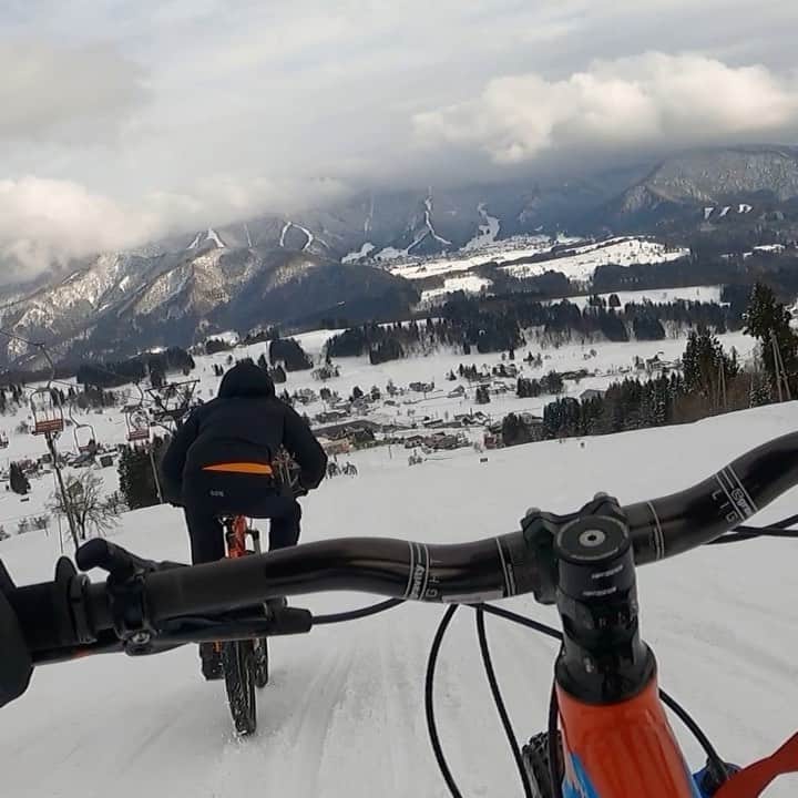 沢田時のインスタグラム：「ずっと行ってみたかった戸狩温泉の雪チャリスノーパークに行ってきました。生まれて初めてスキー場を自転車で走りました⛄️ 転けても痛くないからいいね‪🤣‬ #戸狩温泉スキー場  #雪チャリ #長野最高」
