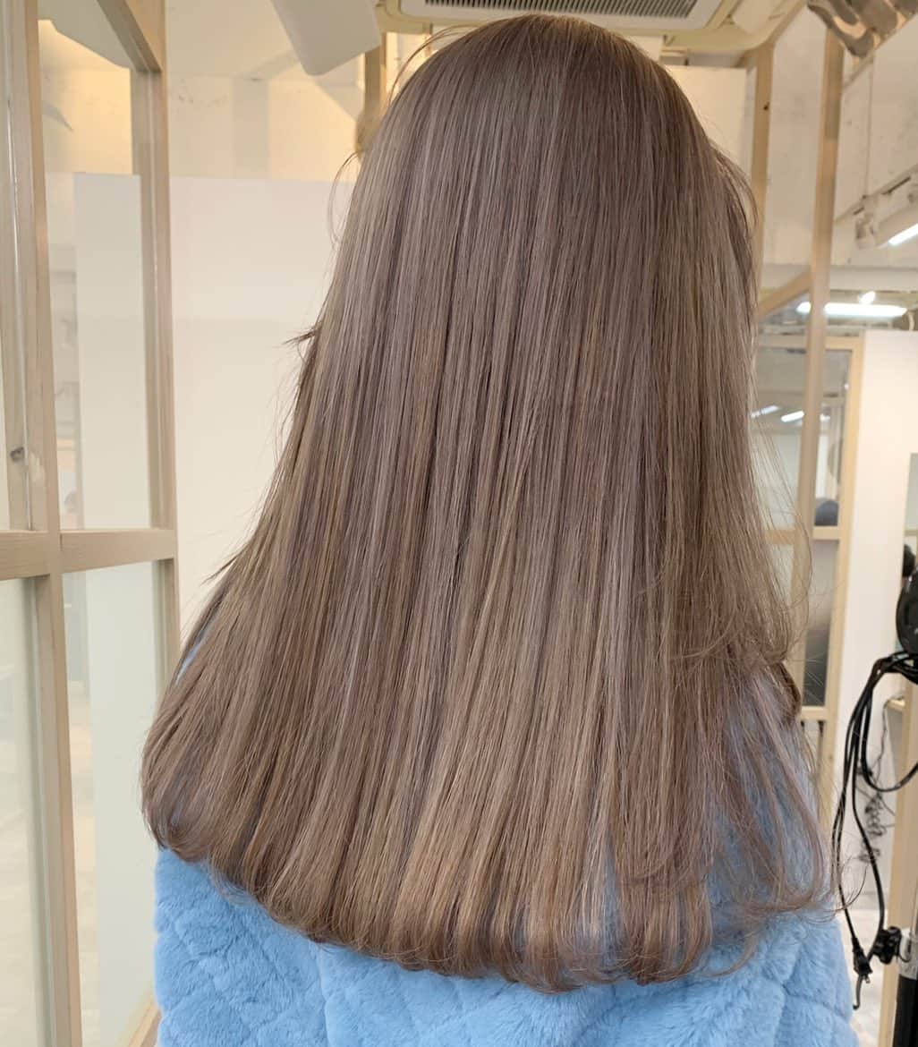 中西結梨花のインスタグラム：「スペシャルハイライトブリーチカラー🌈 シアーグレーベージュ 💘 切りっぱなし✂️  全体ブリーチ2回とハイライトが入ってます❣️ ( ２〜3回に分けて作っていくのがオススメです)  💛#nakanishi_color﻿ 💛#nakanishi_hair﻿ 💛#nakanishi_set﻿ ﻿ ﻿ 🪐 得意ジャンル ﻿ #お洒落モテヘア #外国人ヘア #カジュアルヘア #ガーリーヘア﻿ ﻿ ✂️ 得意なスキル ﻿ ✔️#ブリーチ やハイライトで作る #外国人カラー﻿ ✔️ナチュラルトーンアップ #極細ハイライトカラー﻿ ✔️染めたてから色落ちまで計算した #透明感カラー﻿ ✔️ストレートでもキマる #切りっぱなしカット﻿ ✔️自分でも巻きやすい #ふわふわレイヤーカット﻿ ﻿ 🎈﻿ お客様のなりたいイメージを引き出して、﻿ ファッション、雰囲気に合わせた似合せヘアを。﻿ ライフスタイル、美容室周期に合わせて、ヘアを提案します。﻿ ﻿ 全て1人で施術し、丁寧かつスピーディーに。﻿ 半個室の空間でマンツーマンで担当致します🌿﻿ 初めての方もお気軽にどうぞ ✂︎﻿ ﻿ ✂️EMANON share salon 📍東京 (新宿駅南口徒歩2分)﻿ ✂️EMANON share salon 📍福岡 (天神駅徒歩1分 ※2ヶ月に一回出張)﻿ ﻿ ご予約はInstagramトップのURL、﻿ 予約専用LINEからのみになります💌﻿ ﻿ 予約の空き状況をご確認の上ご連絡いただけると﻿ 予約のご案内がスムーズです🪐  #nakanishi_color#お洒落モテヘア#ロングヘア#ブリーチカラー#ハイライトカラー#切りっぱなしヘア#ふわふわレイヤーカット#ミルクティーベージュ#東京#東京美容室#新宿#新宿美容室#透けるグレー#ゆるまき#モテ髪#ミニボブ#コテ巻き#ヘアカタログ#お洒落カラー#外国人ヘア#透明感カラー#イルミナカラー」