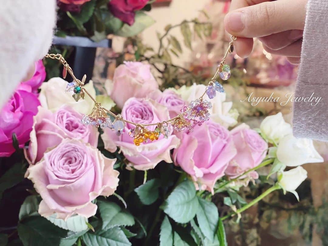 Yuka Kaedeのインスタグラム：「Asyuka Jewelry & Roses . . 週一の楽しみ♪ リッツ納品の帰りはここへ寄って帰ります。 @atelierkyodoyabashi . . #淀屋橋花屋アトリエk#薔薇好きな人と繋がりたい #バラ#花のある暮らし#花のある生活 #_asyuka_#asyukajewelry#swarovski」