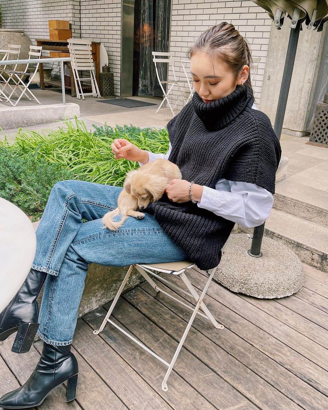 佐々木彩乃のインスタグラム：「EVRISのデニム、ヴィンテージ加工が可愛いです❤️ ブーツもほぼ毎日履いてるから汚れてきてしまった😂 SOYちゃんはお散歩より抱っこが好き😅」