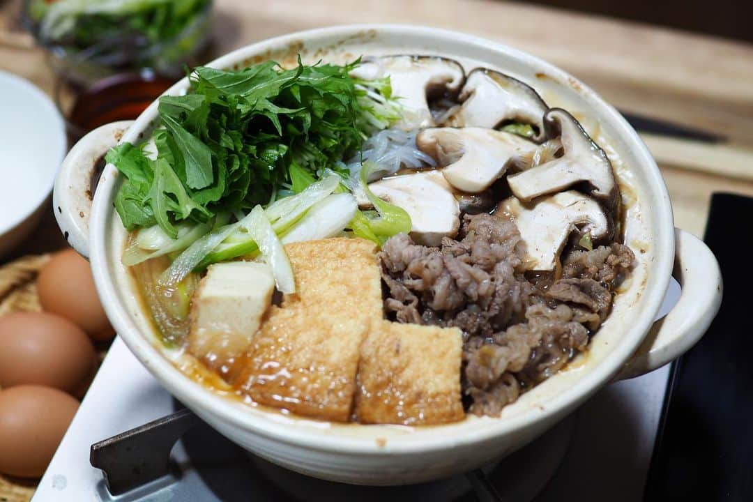 Rocoのインスタグラム：「01.18 お安く買えた牛肉で　#すき焼き 息子は春菊苦手なので水菜で代用。  #rocoごはん#おうち時間」