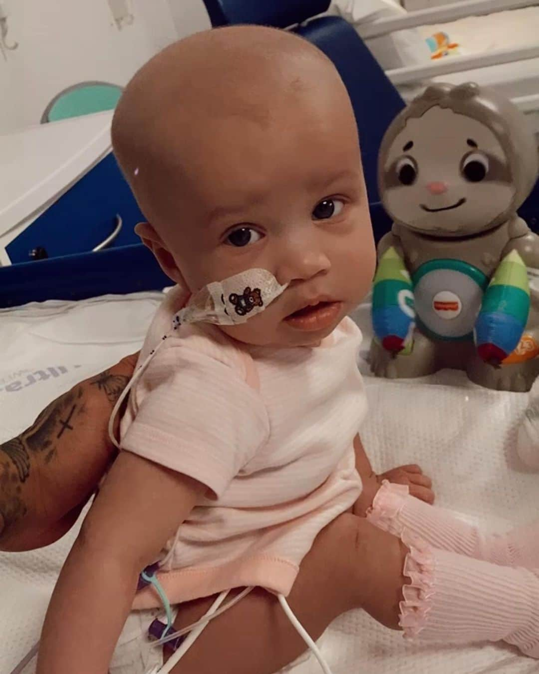 アシュリー・ケインさんのインスタグラム写真 - (アシュリー・ケインInstagram)「We have finally found a donor for our beautiful little girl! 🥲🙏🏾❤️ . It’s hard to put into words how grateful we’re are for everyone that’s supported, shared and registered to be a donor to help save Azaylia’s life. Thank you to EVERYONE! It’s truly overwhelming! ✊🏾 . However, after Azaylia’s second round of chemotherapy, we were informed that Azaylia had relapsed and her leukemia had returned. 💔 Which highlights how aggressive her cancer is and shows how crucial this transplant will be. It also means she will have to go into transplant with Leukaemia, which is far from what we wanted. We were also told that because of her age and the aggressiveness of her cancer, she is in the high risk category for transplant complications and the poor risk category for transplant success. Hearing that news was absolutely devastating and has made everyday 10x harder for us and hurt even more than it already did! 💔 . We go into transplant tomorrow for 4 to 9 months and have been told that it’s going to be incredibly tough, that she is going to be very very poorly and it’s going to get a lot worse before it gets better! 😔 . But we’re however doing our best to remain strong and positive for our daughter. She made it past the first stage of treatment against the odds and we truly believe that she will do the same this time around! She is a fighter, she will do this and we will be by her side every step of the way! 💯✊🏾❤️ LETS GO CHAMP! . Please keep my beautiful daughter in your prayers 🙏🏾」1月17日 18時55分 - mrashleycain