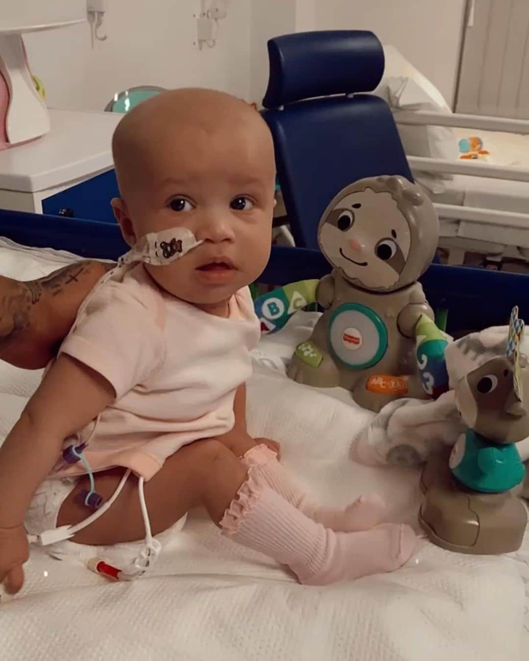 のインスタグラム：「We have finally found a donor for our beautiful little girl! 🥲🙏🏾❤️ . It’s hard to put into words how grateful we’re are for everyone that’s supported, shared and registered to be a donor to help save Azaylia’s life. Thank you to EVERYONE! It’s truly overwhelming! ✊🏾 . However, after Azaylia’s second round of chemotherapy, we were informed that Azaylia had relapsed and her leukemia had returned. 💔 Which highlights how aggressive her cancer is and shows how crucial this transplant will be. It also means she will have to go into transplant with Leukaemia, which is far from what we wanted. We were also told that because of her age and the aggressiveness of her cancer, she is in the high risk category for transplant complications and the poor risk category for transplant success. Hearing that news was absolutely devastating and has made everyday 10x harder for us and hurt even more than it already did! 💔 . We go into transplant tomorrow for 4 to 9 months and have been told that it’s going to be incredibly tough, that she is going to be very very poorly and it’s going to get a lot worse before it gets better! 😔 . But we’re however doing our best to remain strong and positive for our daughter. She made it past the first stage of treatment against the odds and we truly believe that she will do the same this time around! She is a fighter, she will do this and we will be by her side every step of the way! 💯✊🏾❤️ LETS GO CHAMP! . Please keep my beautiful daughter in your prayers 🙏🏾」