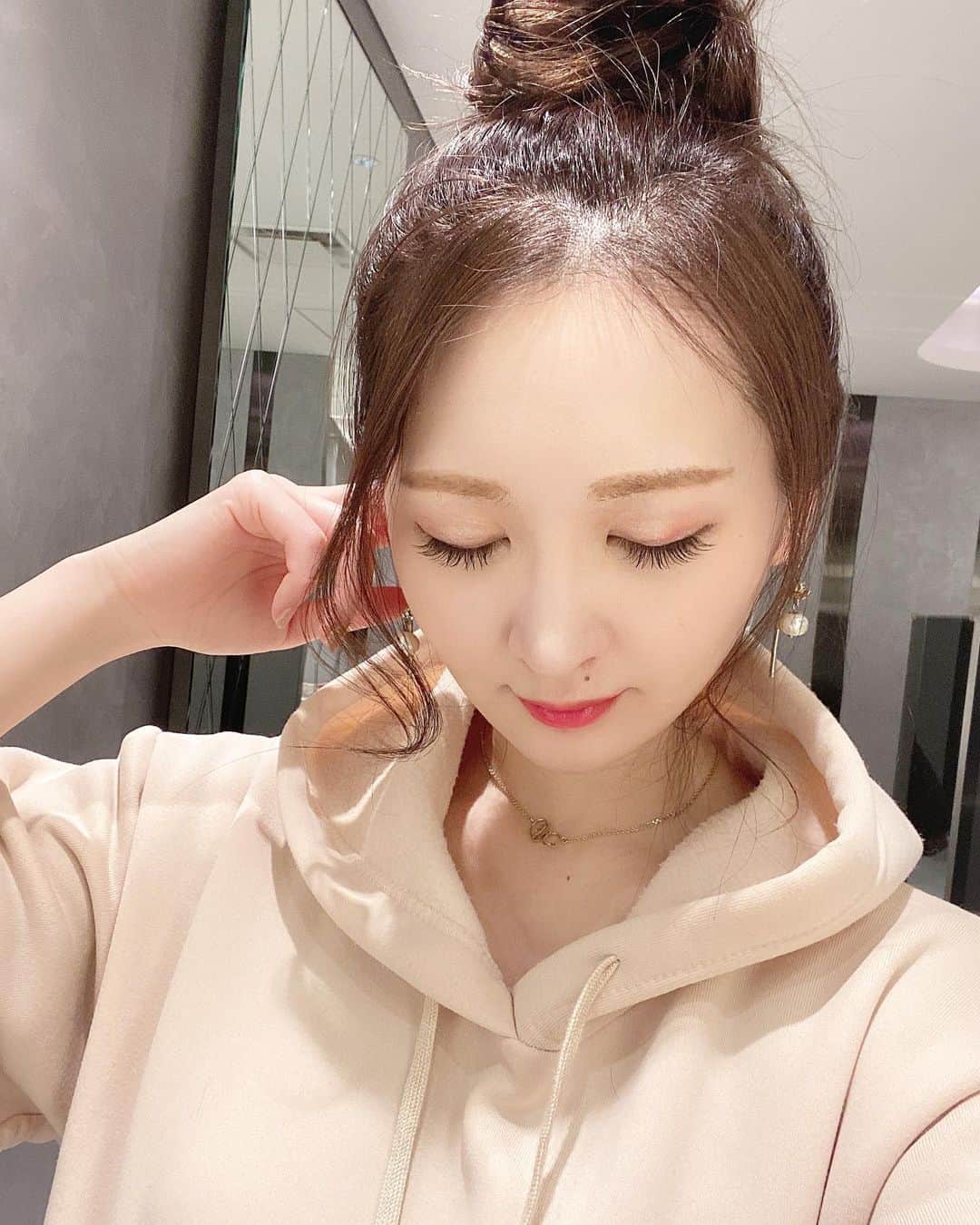 藤後 沙織 とうごさおりのインスタグラム：「ひさびさレーザートーニング受けてきました♥︎ ・ いつもお世話になってるYAG BEAUTY CLINIC渋谷院さん @yagbeauty_official へ😊 リニューアルオープンされてて、ものすごくおしゃれになってました💓 ・ レーザートーニング施術後は、毛穴もちっちゃくなってほんっとにお肌の調子がいい♥︎ 通い続けるとお肌がトーンアップするよ☺️ レーザーが黒いものに反応するから、 ほくろもだんだん薄くなってきてるのも嬉しい✨  ・ 渋谷院YAG BEAUTY CLINIC ☏0120915959 ・ #yagbeautyclinic  #yagbeautyclinic渋谷院  #渋谷美容クリニック #YAGBEAUTY #レーザートーニング  #RRRマスクパック  #PR」