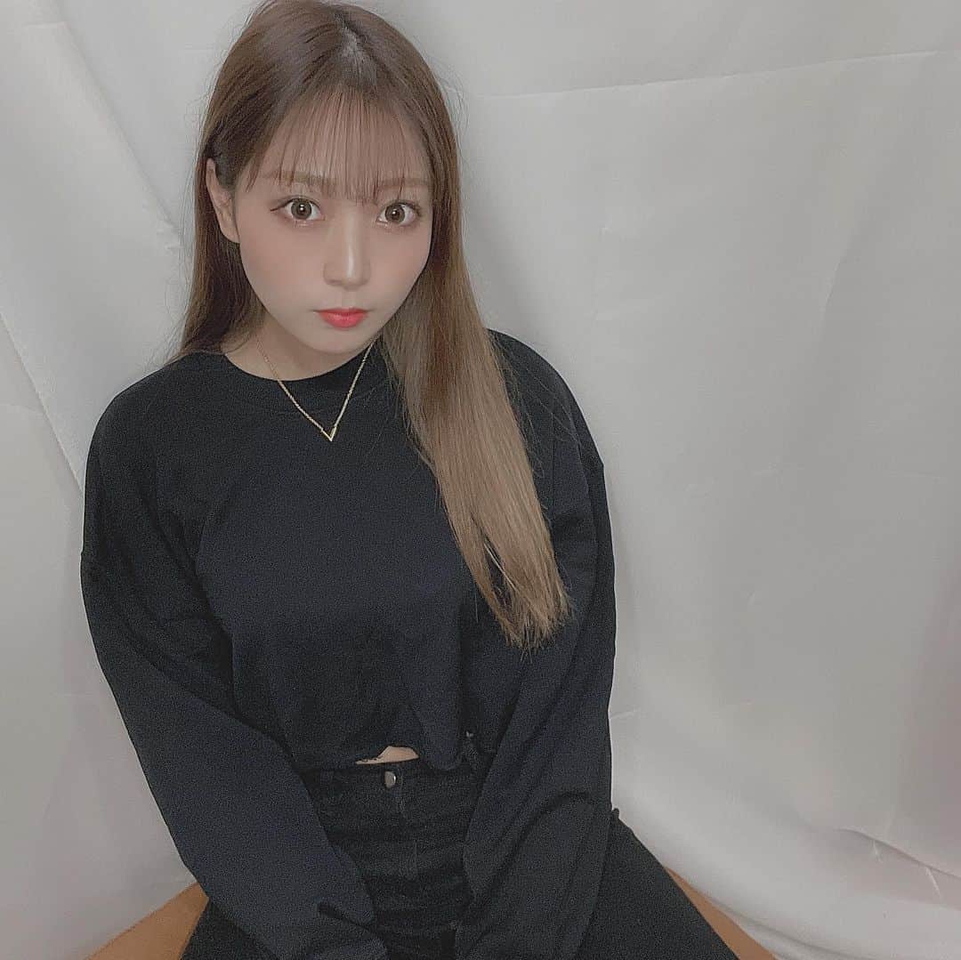のインスタグラム：「お久しぶりです🖤 ． ． ． #blackcode#fashion#ootd #前髪女子#コロナに負けるな」