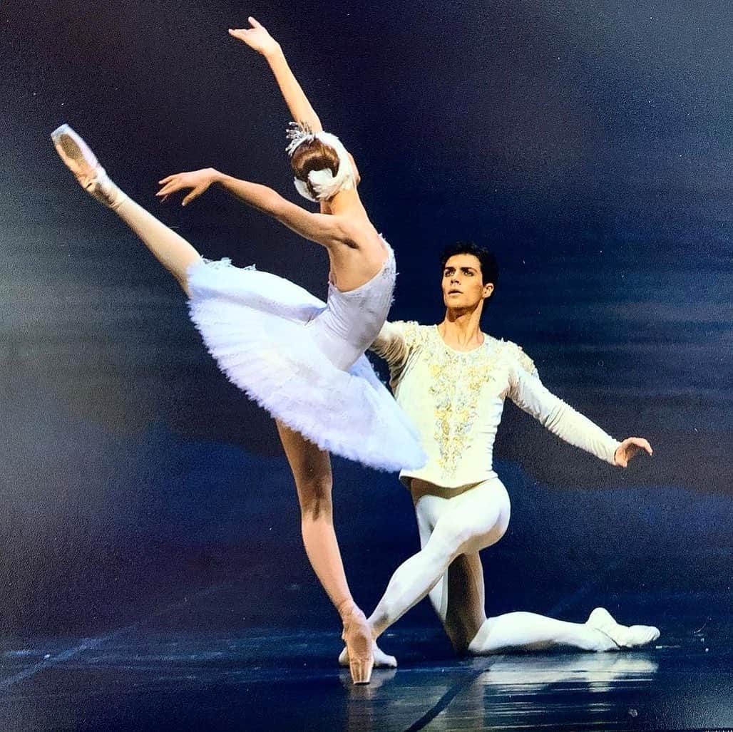 ロベルト・ボッレのインスタグラム：「Posted @withregram • @officialrobertobolle Il lago dei cigni @robertobolle @svetlana_zakharova_official ora su @raicinque e in questa foto in #parolechedanzano 🌟」