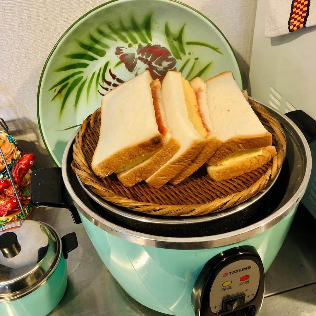 池田有希子のインスタグラム：「昨日買った見切り品のだし巻き卵サンドイッチ、ちょっと電鍋で蒸したらふかふかで作りたてみたいになりました！下では野菜のクタクタ煮。最近は水も調味料も足さず野菜の水分だけでスープ仕立てにするのに凝ってます。今日は🍅と🧅。 #大同電鍋　#電鍋料理　#手抜きごはん」