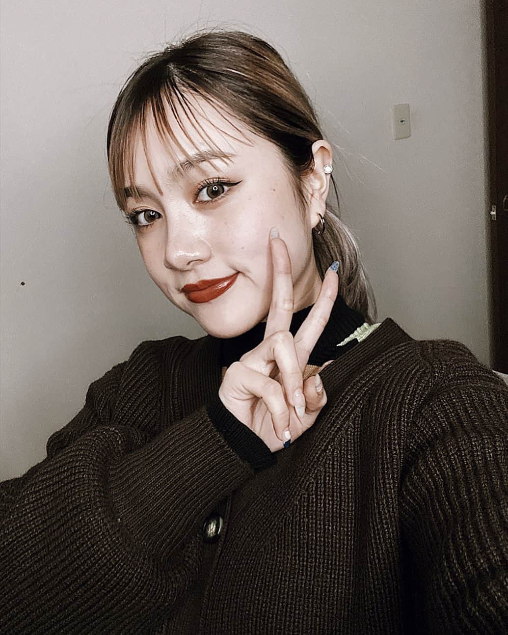 のインスタグラム：「・ ・ 時間が無くてヘアセットめんどくさい時はすーぐひとつ結び モーニングルーティン見てくれた人は知ってるよね😗 ・ ・」