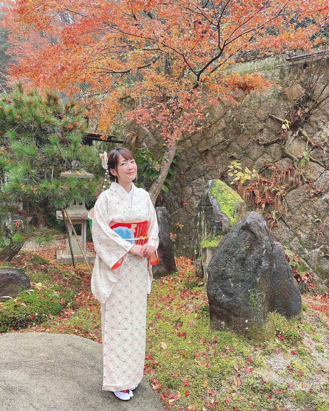 うえむらちかのインスタグラム：「お正月に載せたお着物は﻿ 宮島にある﻿ @okeikojapan  で着付けしてもらいました👘﻿ ﻿ また詳しく載せるね📝﻿ ﻿ #着物 #なでしこプラン #広島 #宮島 #おけいこジャパン #着物女子 #お守り作り体験﻿」