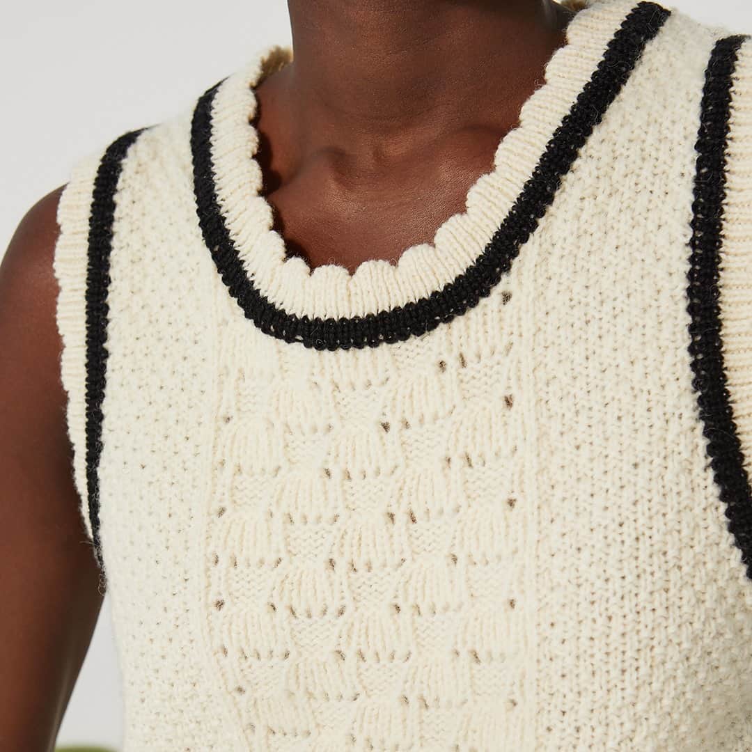 のインスタグラム：「«Doux comme un agneau !» Ce pull a été réalisé dans un fil 100% laine d’agneau certifié Oeko-Tex. Pour avoir une laine la plus douce possible nous sommes aller chercher nos fils en Australie où les agneaux sont les plus doux ! _____  «Gentle as a lamb!» This sweater is made from 100% Oeko-Tex certified lambswool yarn. To have the softest wool possible we went to Australia to get our yarns from Australia where lambs are the softest!  #lemontstmichel #knitwear #vintageknitwear #archiveknitting #frenchfashion」