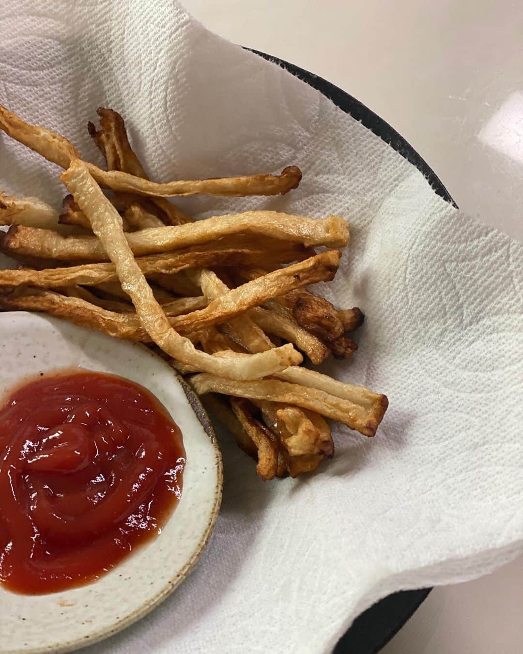 パク・タミさんのインスタグラム写真 - (パク・タミInstagram)「- 무슨 맛이냐면요~~ 어포맛?? ㅎㅎㅎ 설탕 솔솔~~ 뿌려도 잘 먹는데, 우리는 오늘 케첩 찍어 먹었어요~ 내일은 에어프라이에 구워보려구요~ㅎ  #탐희의한끼 #순살어묵으로튀겼어요 #주방에갇힌이느낌적인느낌」1月17日 19時00分 - tamystory