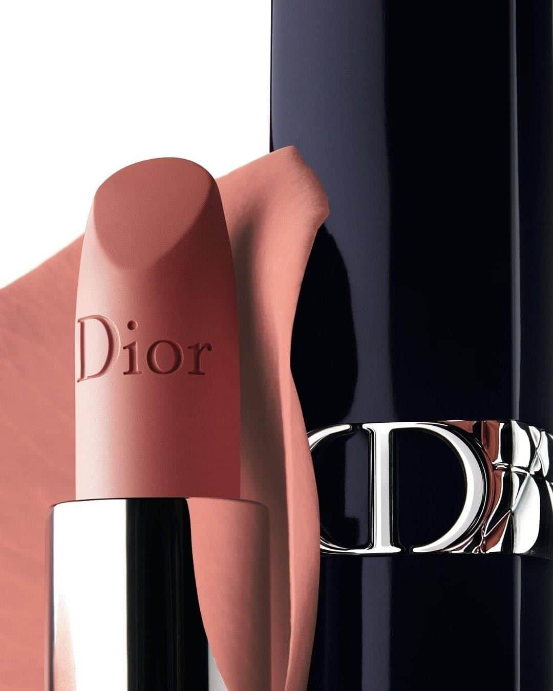 クリスチャンディオールさんのインスタグラム写真 - (クリスチャンディオールInstagram)「A reinterpretation of the greige new look of 1947, a color created by Christian Dior as the perfect blend of grey and beige. It prevails as the perfect new contemporary shade that subtly defines the lips. Discover our new iconic matte: 100 Nude Look! • ROUGE DIOR MATTE 100 Nude Look • @diormakeup #diormakeup #rougedior #wewearrouge」1月17日 19時00分 - dior