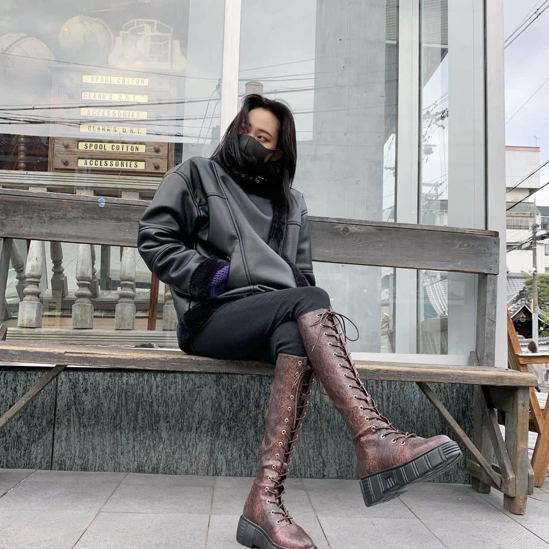 坂田琴音さんのインスタグラム写真 - (坂田琴音Instagram)「証明写真を撮りました☺︎ おでこの広さと顔の丸さが際立ちますね🤟🏻 ・ ・ ・ #ootd #fashion #outfit #jouetie #ljk #jk #portrait #黒髪 #ロングブーツ #ムートンコート #ブラックコーデ」1月17日 19時01分 - kotone_sakata