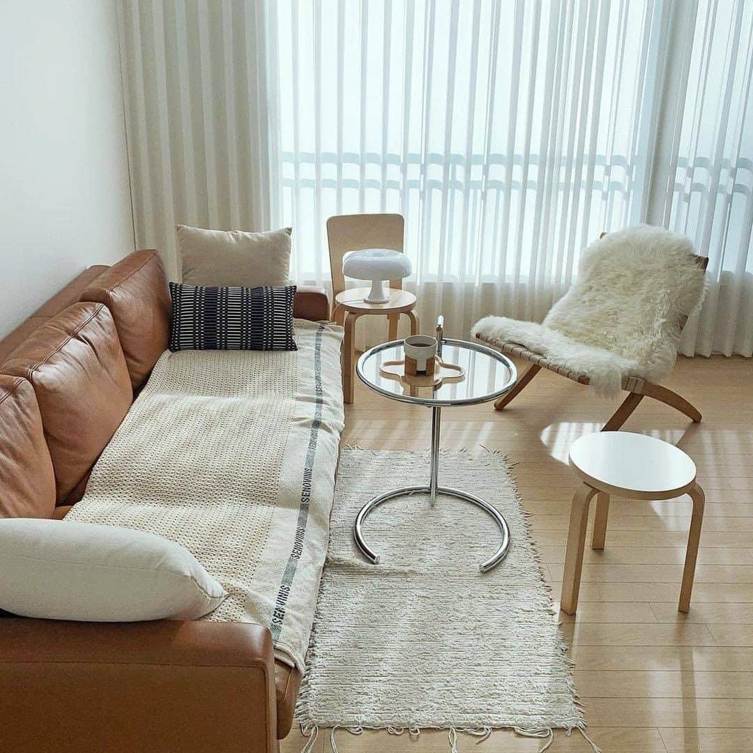 ingerliselilleさんのインスタグラム写真 - (ingerliselilleInstagram)「우드&스틸의 조화를 사랑하는 신혼부부의 공간  : [@daily_syi]님의 미드센츄리모던 하우스 . ☑ 에디터픽 인테리어 포인트🧐  - 틈새공간 활용갑 : 베란다 속 미니 팬트리 공간 . 온라인집들이 제보는 하우스앱 dm으로 보내주세요~💌 . #하우스앱 #하우스그램 #인테리어앱 #홈인테리어 #집스타그램 #홈스타그램 #방스타그램 #인테리어 #interior #homedeco #homeinterior #interior #インテリア #インスタ映え #홈스타일링 #온라인집들이 #랜선집들이 #house」1月17日 19時01分 - houseapp_official