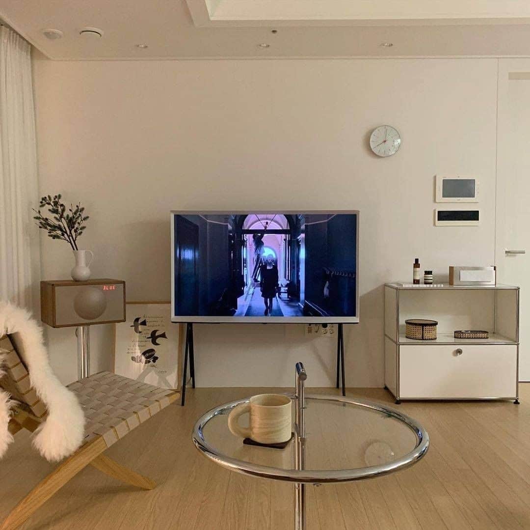 ingerliselilleさんのインスタグラム写真 - (ingerliselilleInstagram)「우드&스틸의 조화를 사랑하는 신혼부부의 공간  : [@daily_syi]님의 미드센츄리모던 하우스 . ☑ 에디터픽 인테리어 포인트🧐  - 틈새공간 활용갑 : 베란다 속 미니 팬트리 공간 . 온라인집들이 제보는 하우스앱 dm으로 보내주세요~💌 . #하우스앱 #하우스그램 #인테리어앱 #홈인테리어 #집스타그램 #홈스타그램 #방스타그램 #인테리어 #interior #homedeco #homeinterior #interior #インテリア #インスタ映え #홈스타일링 #온라인집들이 #랜선집들이 #house」1月17日 19時01分 - houseapp_official