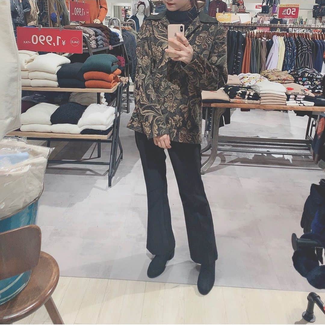 ジーンズメイトさんのインスタグラム写真 - (ジーンズメイトInstagram)「今回はリバーウォーク北九州店スタッフのオススメアイテムをご紹介😊  インパクトのある柄モノアイテムもインナーとボトムをベーシックにすることで簡単に着こなせちゃう万能アイテム💕  ■M.F.E ストレッチリブタートルセーター 着用Colour:ブラック 着用SIZE:M Price:¥1,490+tax  #jeans mate#ジーンズメイト#タートルネック#セーター#タートルネックセーター#セーターコーデ#リーフ柄#ジャケット#リーフ柄ジャケット#ジャケットコーデ#ブラックインナー#柄モノ#柄モノコーデ#スタッフオススメ#ファッション#アパレル#リバーウォーク北九州」1月17日 19時02分 - jeans_mate