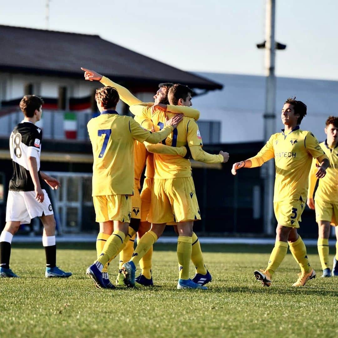 エラス・ヴェローナFCのインスタグラム：「Dopo quasi 3️⃣ mesi di stop, la #Primavera è tornata. Vincendo 2-0 a Udine.   La corsa è ripartita, forza ragazzi 💛💙 @hvgiovanili   #HVGiovanili #DaiVerona」