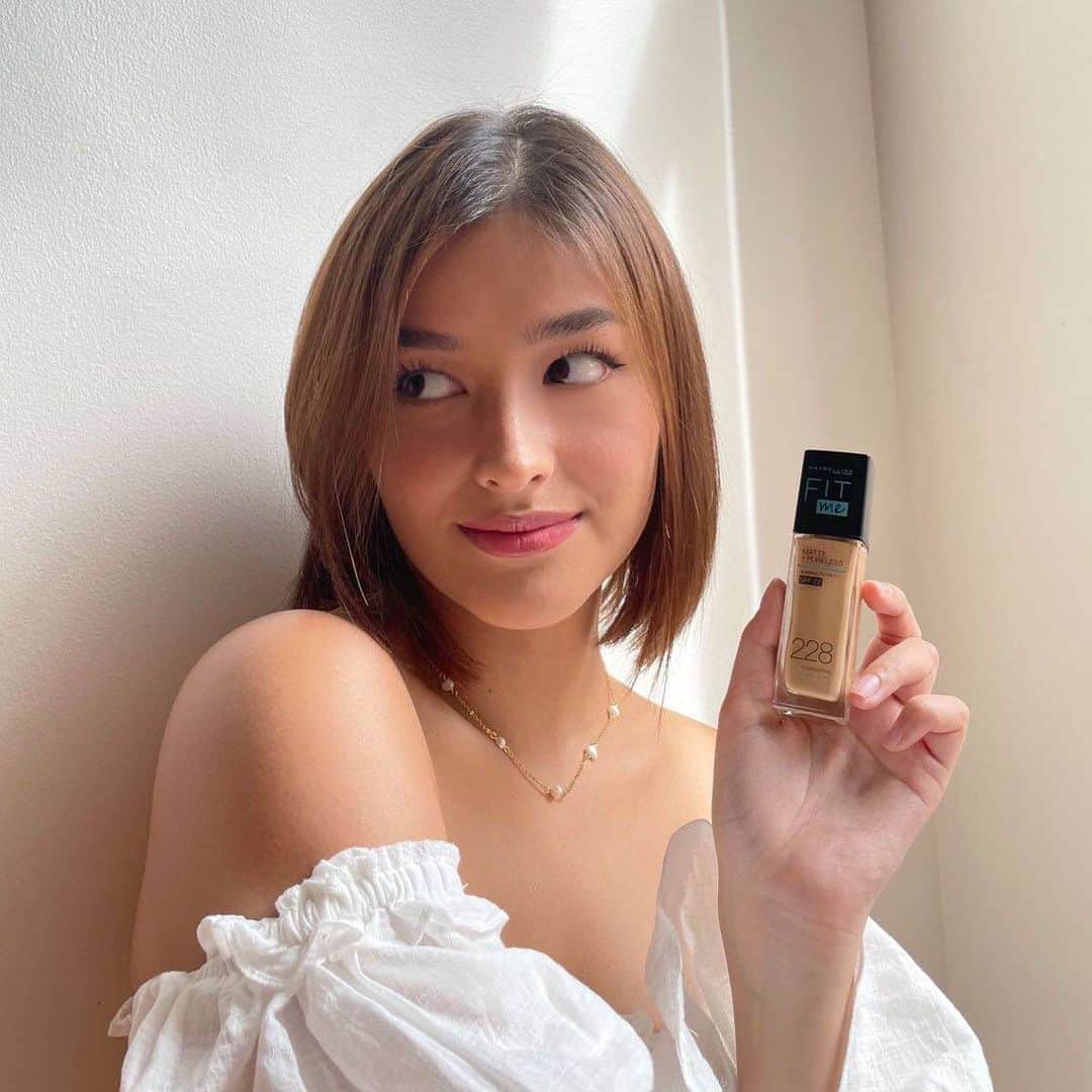 リザ・ソベラーノさんのインスタグラム写真 - (リザ・ソベラーノInstagram)「New year, yet still with my favorite go-to Fit Me Matte + Poreless Liquid Foundation!  I really love this foundation because I’ve tried and tested this and it’s hiyang na on my skin. I use it whenever I have zoom interviews, even on long shoot days (ofcourse with social distancing).  Only this 2021, @maybellinephshop released a NEW and IMPROVED Fit Me which guarantees 12-hour oil control because of its mattifying clay formula but retains the ultra lightweight feeling. Swipe left to see my no makeup photo and the difference Fit Me makes to my skin ❤️ BONUS: this new Fit Me also has SPF 22++ that keeps my skin protected from the sun! ☀️ Now I can be #FreshFor12 and fresher than ever with Fit Me Liquid Foundation!   It also comes in 20 shades perfect for Filipina skin (I am shade 228). Don't know your shade? Visit https://www.maybelline.com.ph/foundationfinder to find yours!   #MaybellinePH」1月17日 19時05分 - lizasoberano