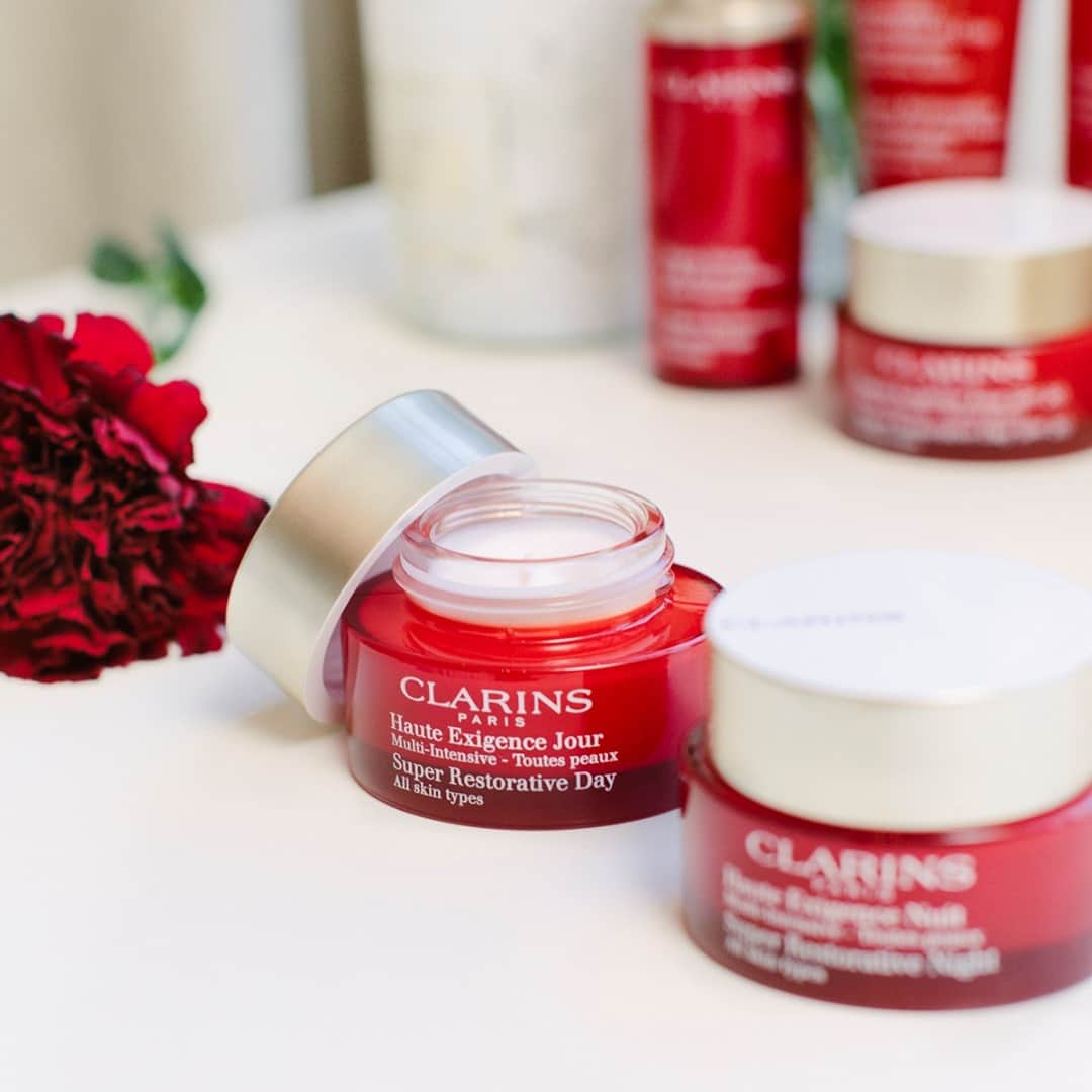 ClarinsUKさんのインスタグラム写真 - (ClarinsUKInstagram)「Looking to replump your skin? Our Super Restorative range helps to intensely replenish and reactivate skin ❤️  Enriched with exclusive organic Harungana extract, a 'healing' tree from Madagascar, these anti-ageing creams replenish the skin at all levels and helps to reduce wrinkles.  #Clarins #ClarinsSkinCare #SuperRestorative #AntiAgeing」1月17日 19時05分 - clarinsuk
