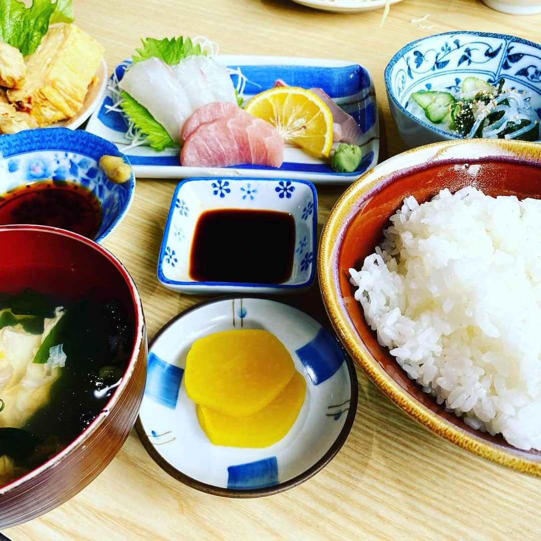 中華首藤さんのインスタグラム写真 - (中華首藤Instagram)「🍚🍚🍚  久しぶりにお邪魔しました！ やっぱいいわぁ〜(о´∀`о) #新しいおおいた  #大分グルメ  #大分ランチ  #お昼ごはん  #大分市弁天 #葉竹  #はちく と読む #人気 #葉竹定食750円  #唐揚げと刺身のコラボレーション  #唐揚げ を#とり天 にも変更可 #安定のメニュー   #大分県 #熊本県 #ローカルタレント #中九州タレント #中華首藤」1月17日 19時06分 - chuuka_shutou