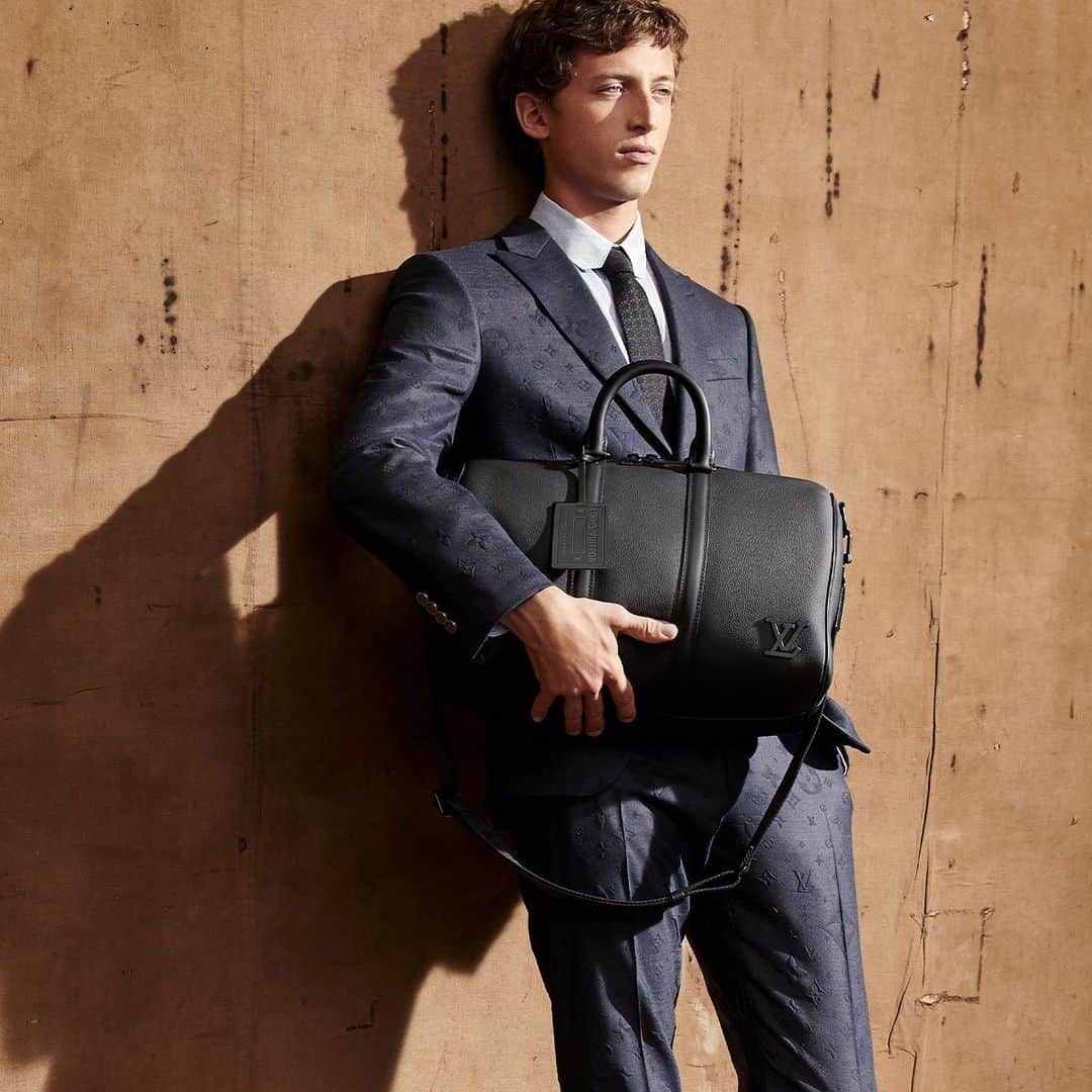 のインスタグラム：「Special delivery. Inspired by the its namesake airmail tradition, the LV Aerogram collection embodies #LouisVuitton’s signature Art of Travel. See more from @VirgilAbloh’s new leather goods line via link in bio.」